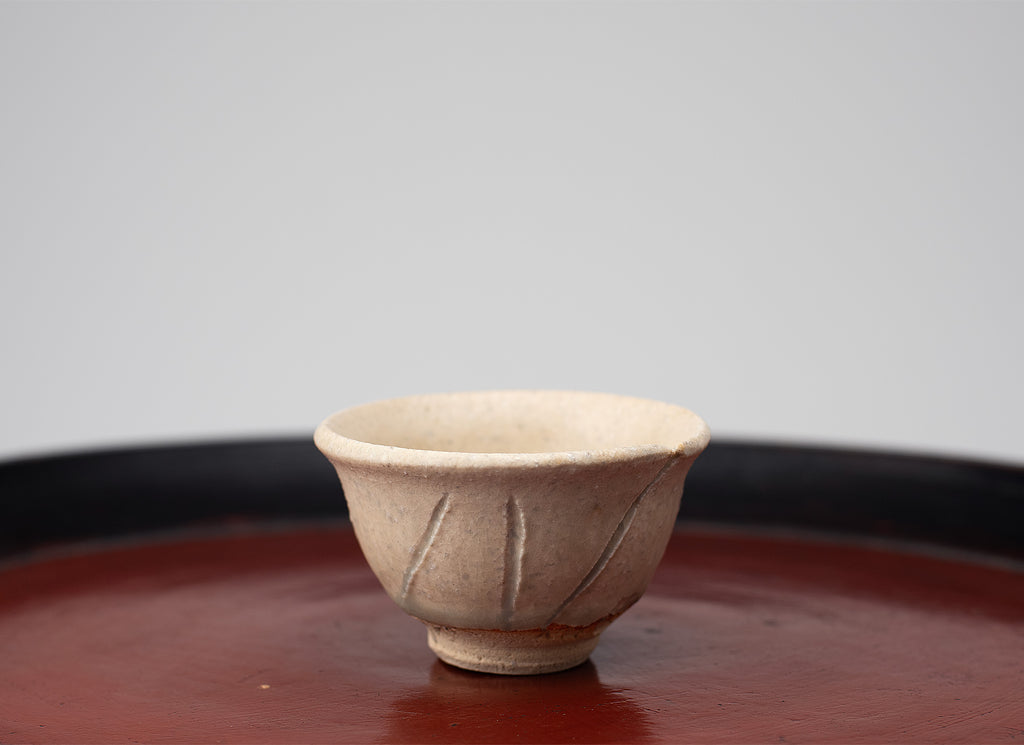 Glaçure Tadanoumi, gravé coupe à saké