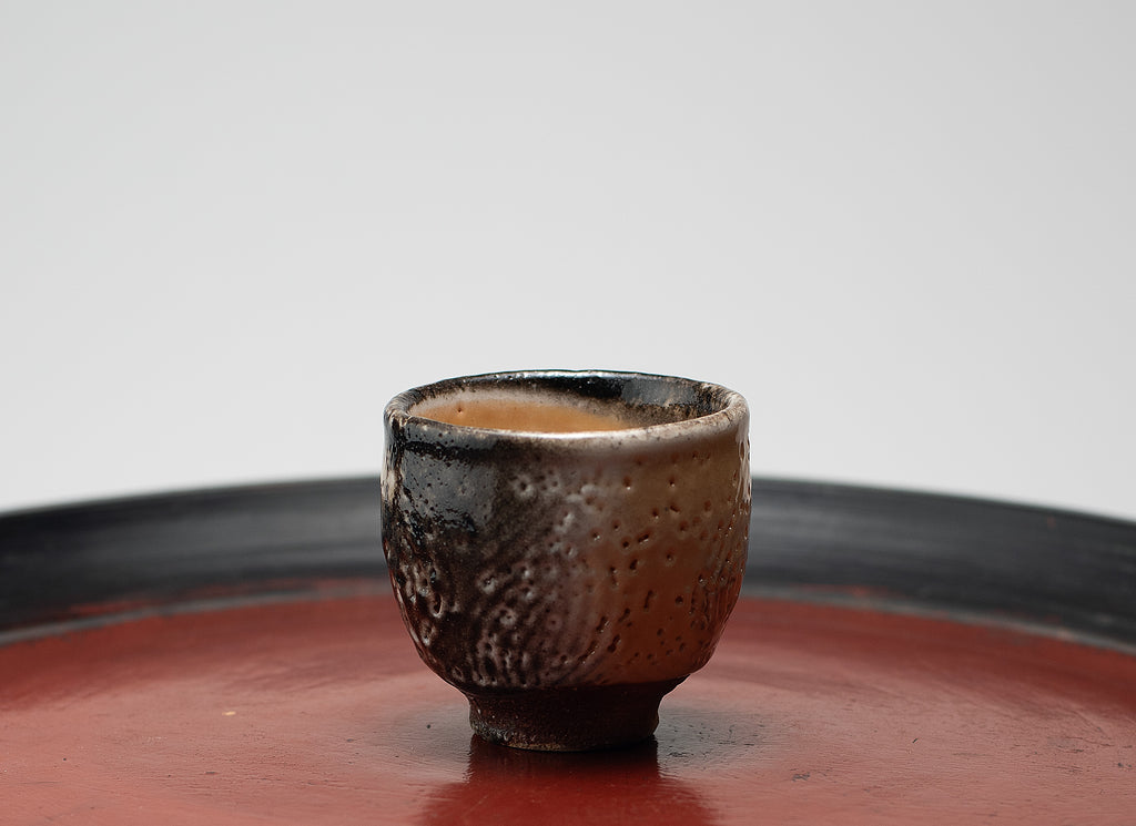Coupe à saké de Shino émaillée de cendres