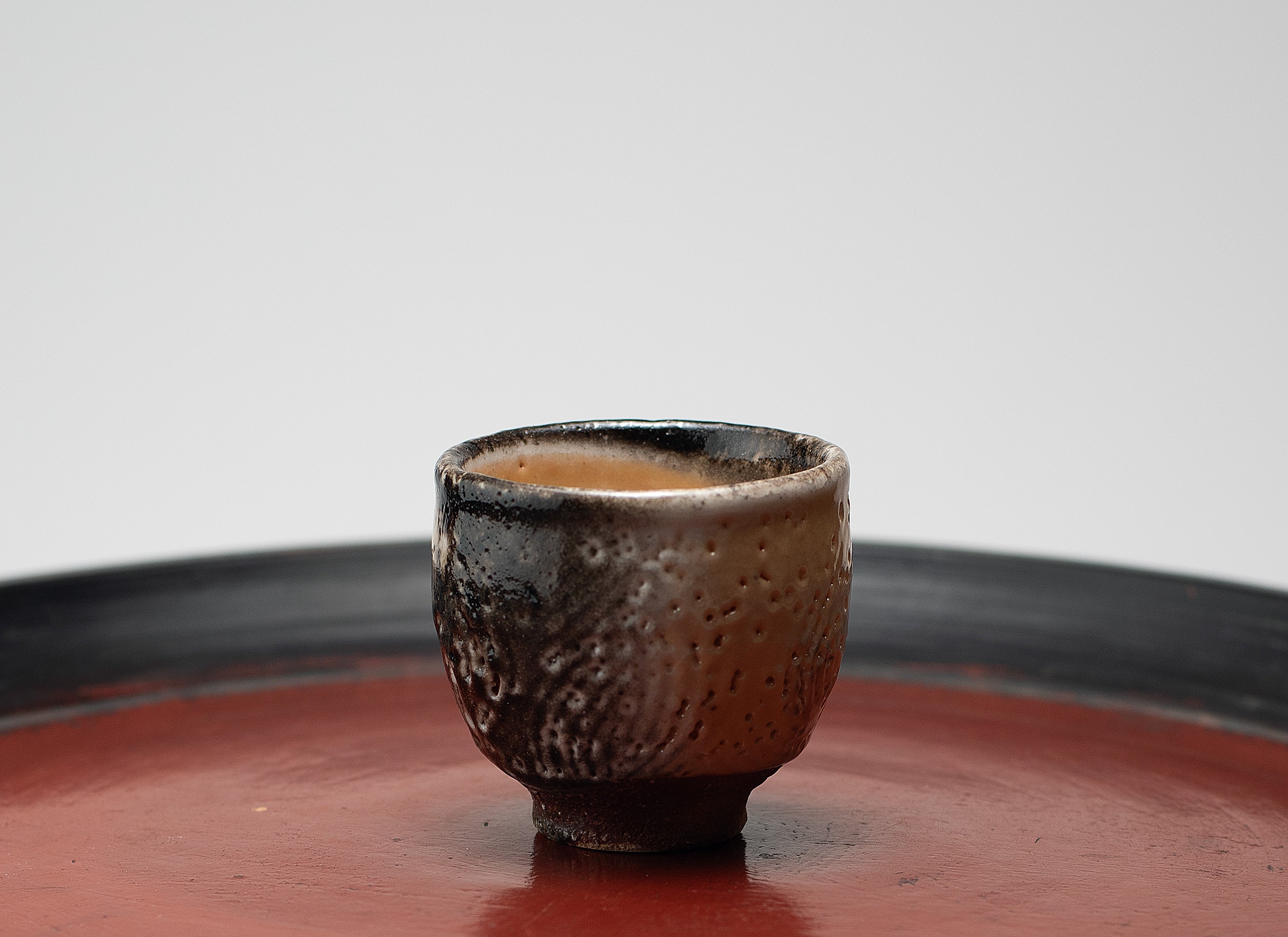 Coupe à saké de Shino émaillée de cendres