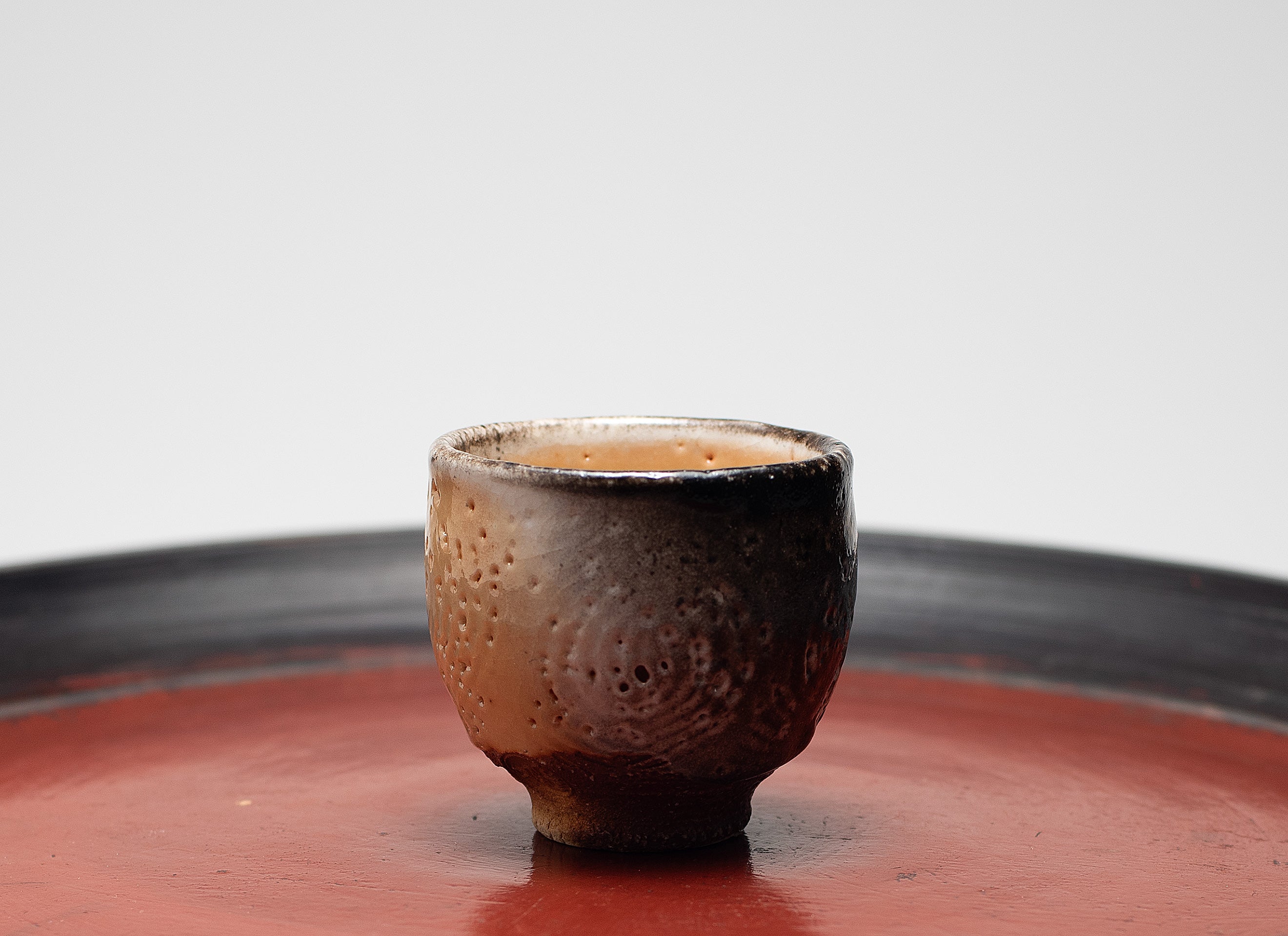 Coupe à saké de Shino émaillée de cendres