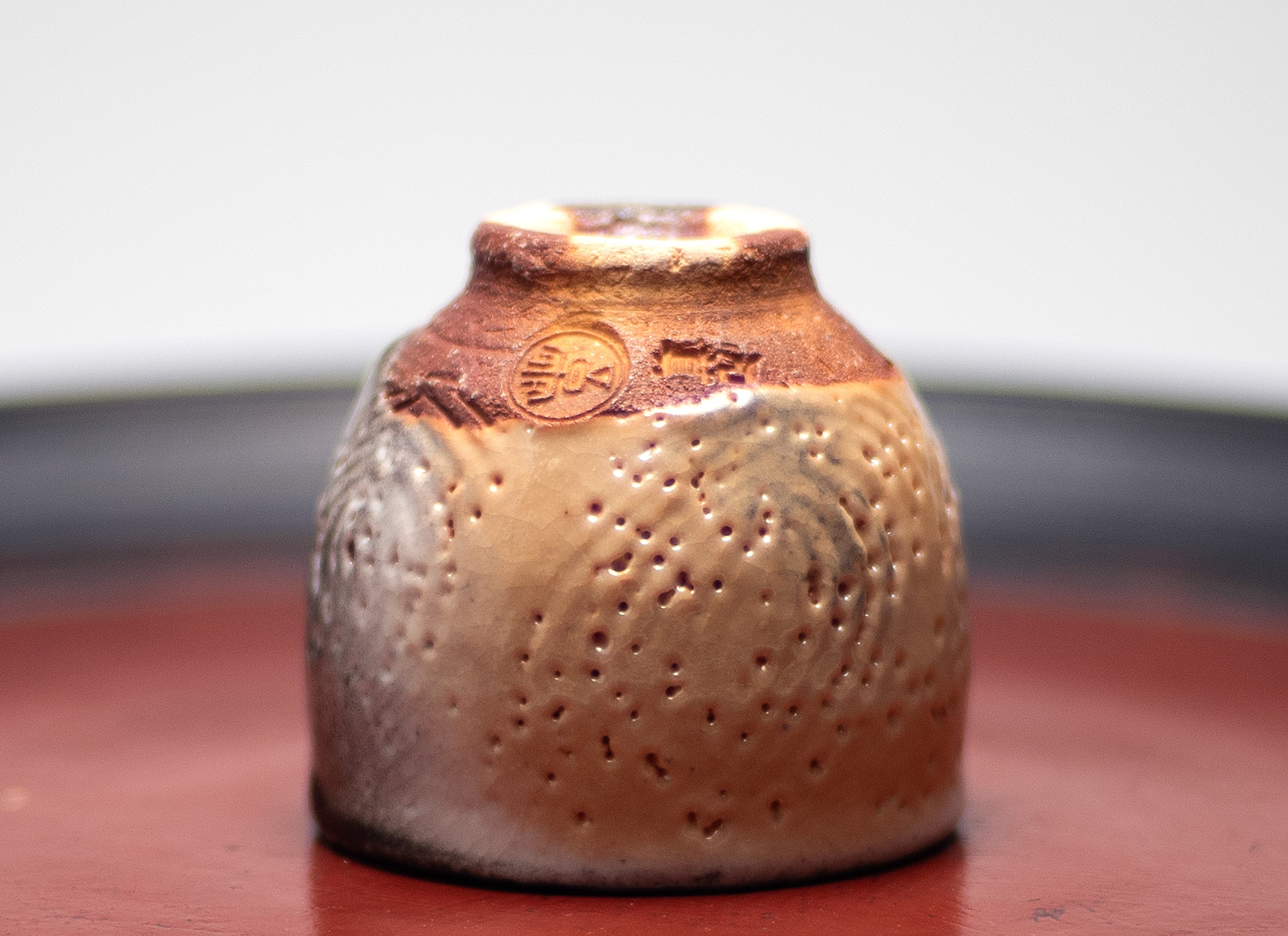 Coupe à saké de Shino émaillée de cendres