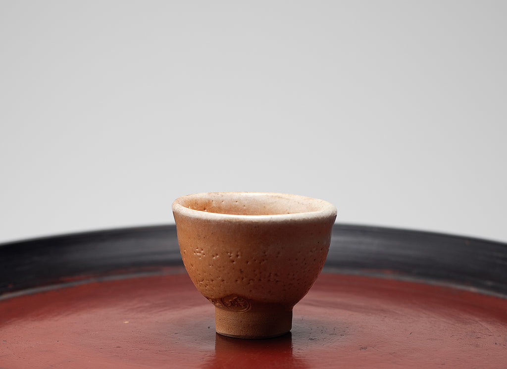 Coupe à saké rouge Shino