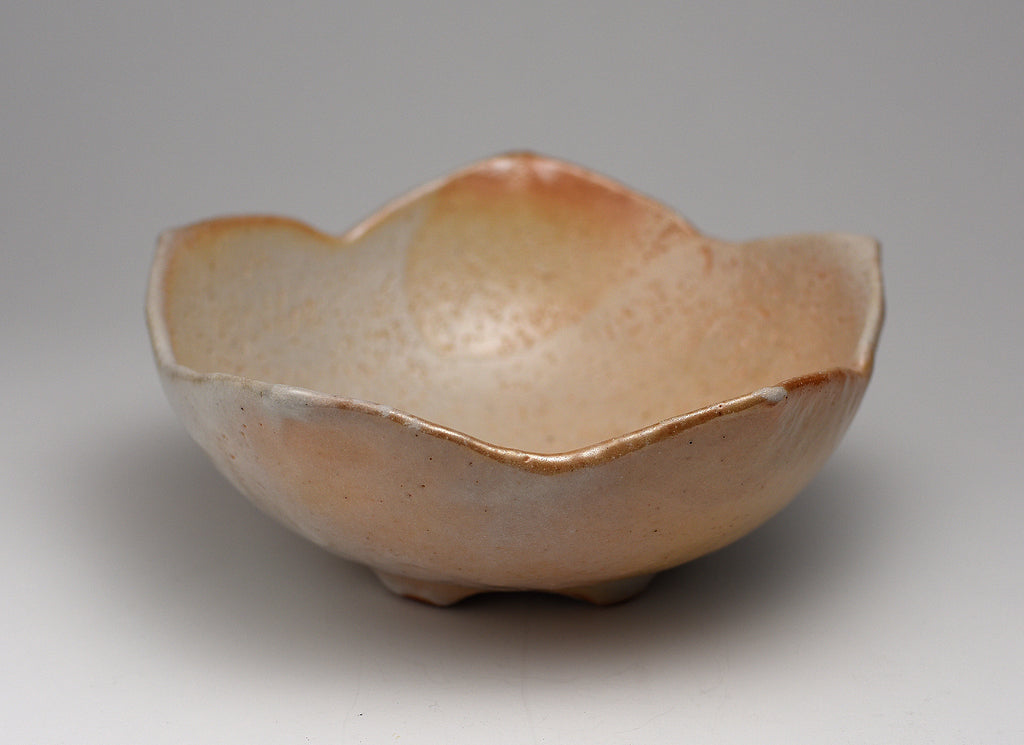 Bol en forme de fleur avec glaçure Shino