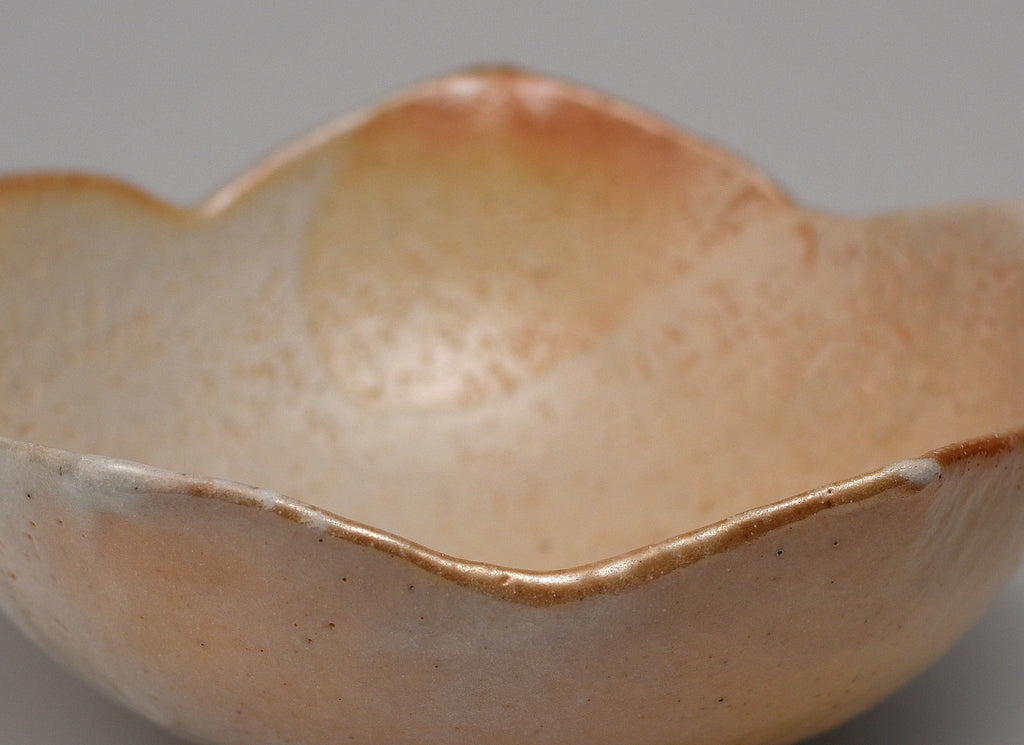 Bol en forme de fleur avec glaçure Shino