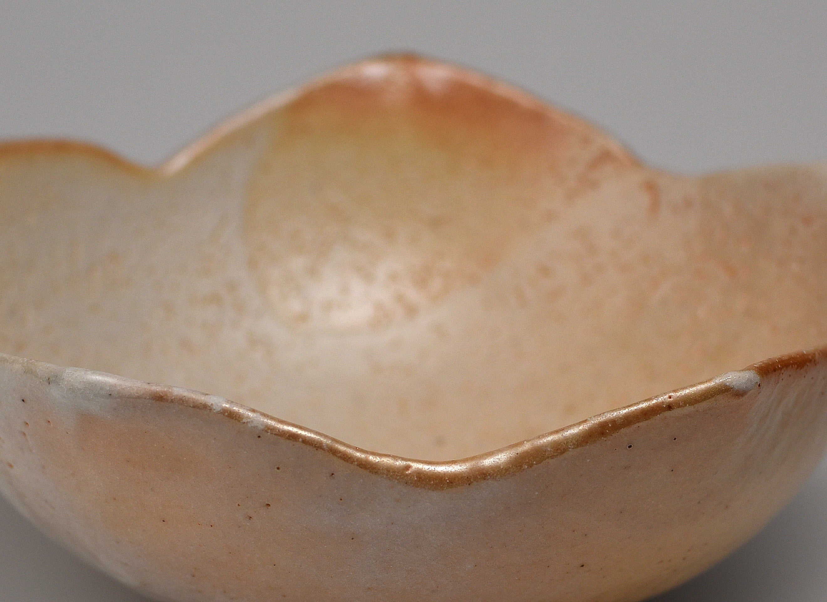 Bol en forme de fleur avec glaçure Shino