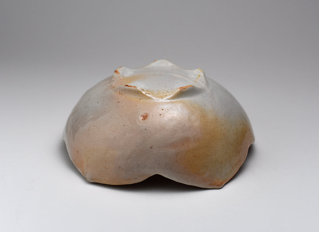 Bol en forme de fleur avec glaçure Shino