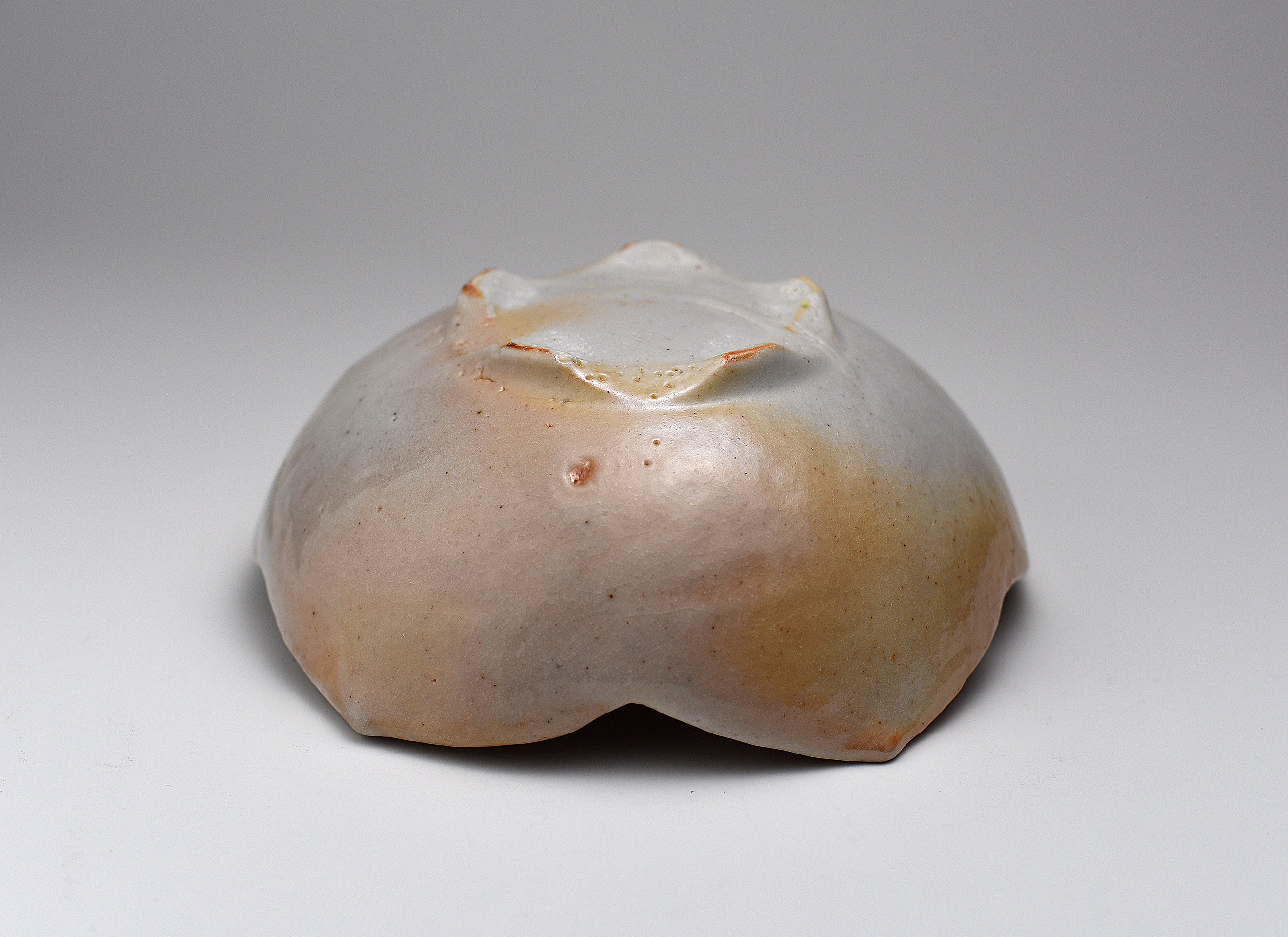 Bol en forme de fleur avec glaçure Shino