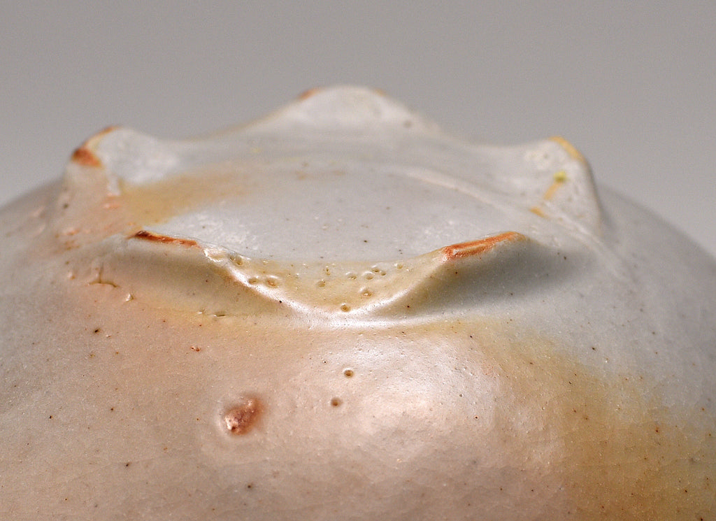 Bol en forme de fleur avec glaçure Shino