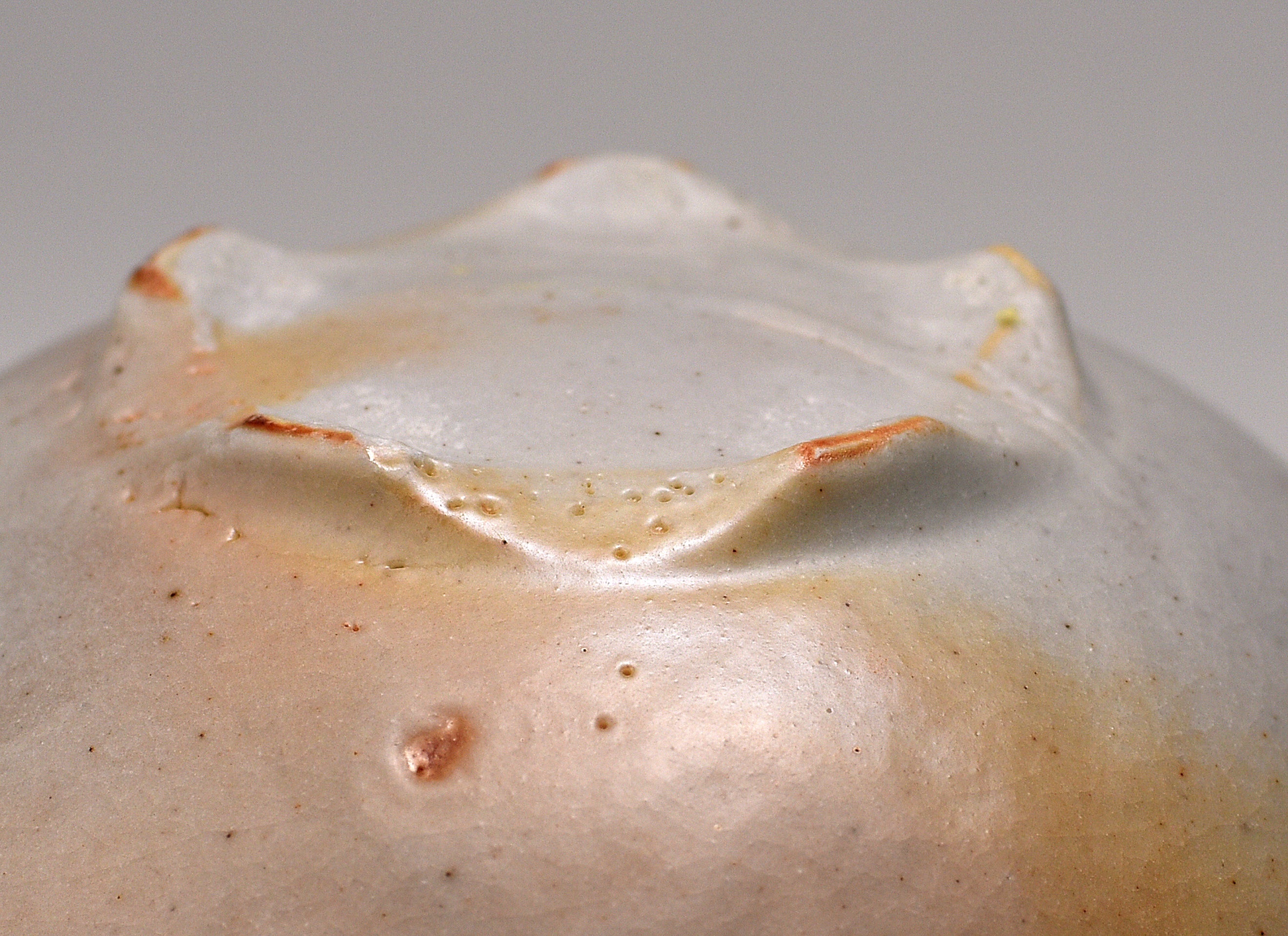 Bol en forme de fleur avec glaçure Shino