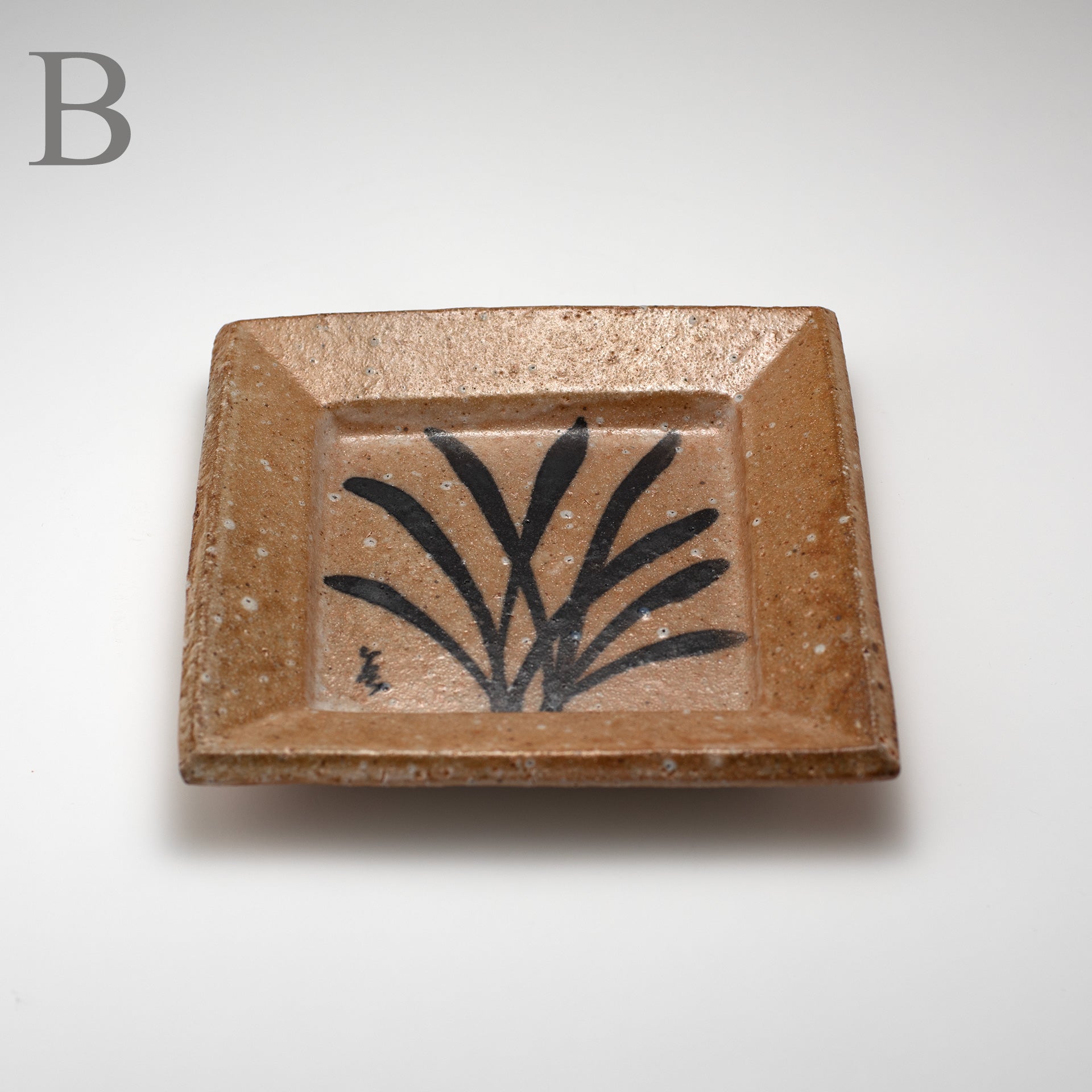 Assiette carrée en grès émaillé à motif herbe