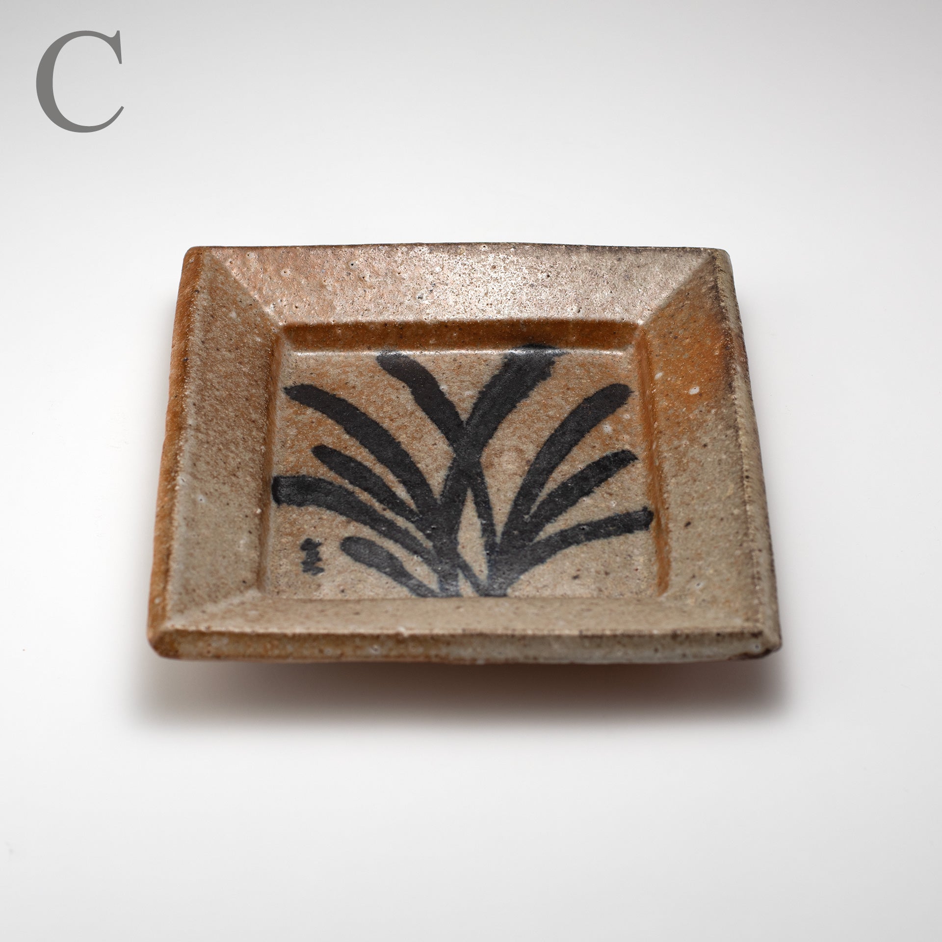 Assiette carrée en grès émaillé à motif herbe