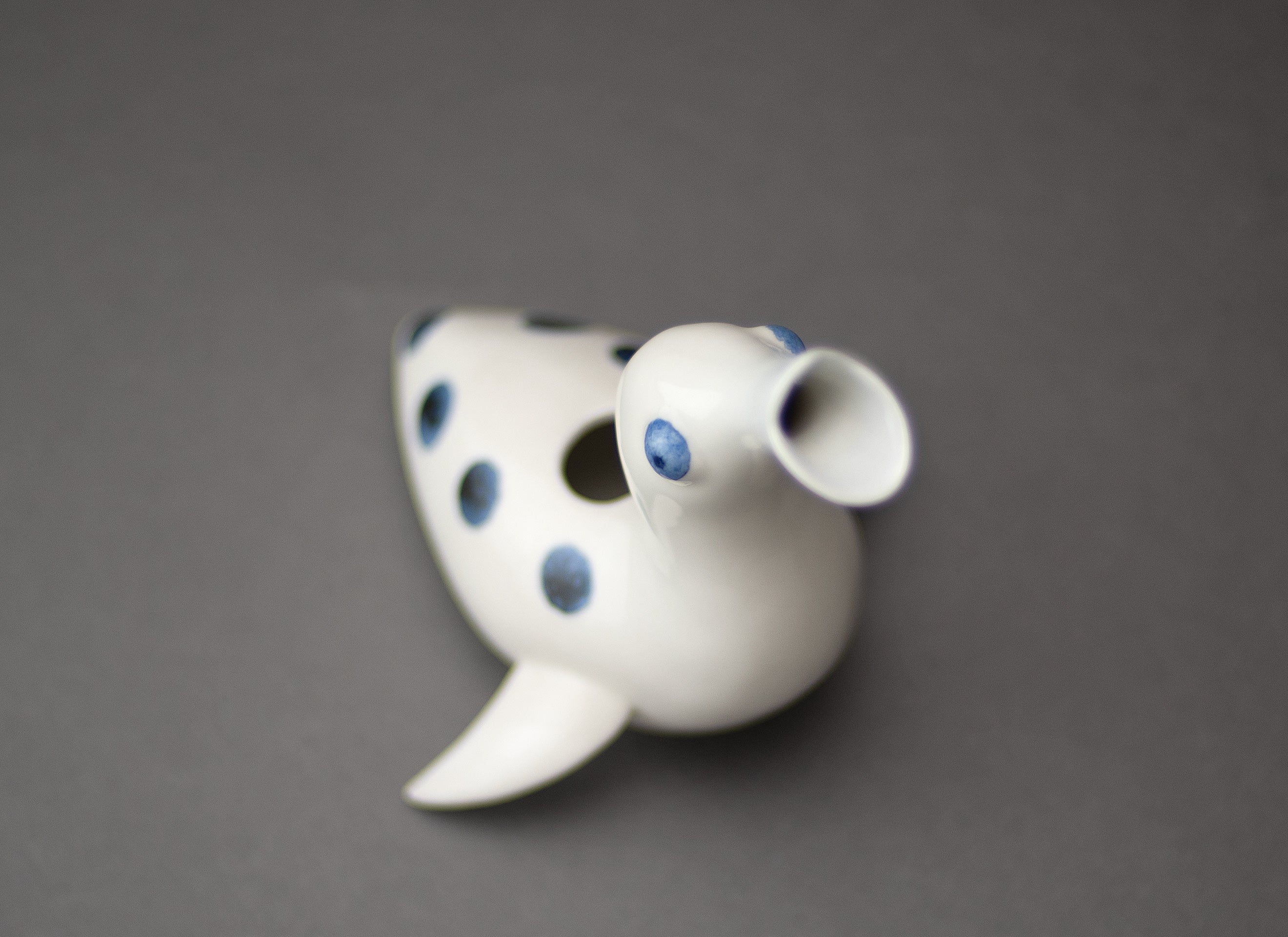 Récipient à saké en porcelaine blanche en forme d'oiseau