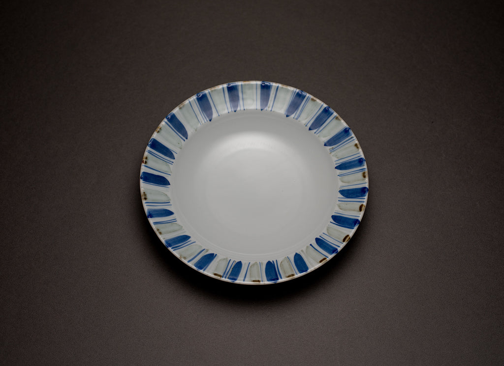 Motif linéaire Assiette en porcelaine bleue et blanche