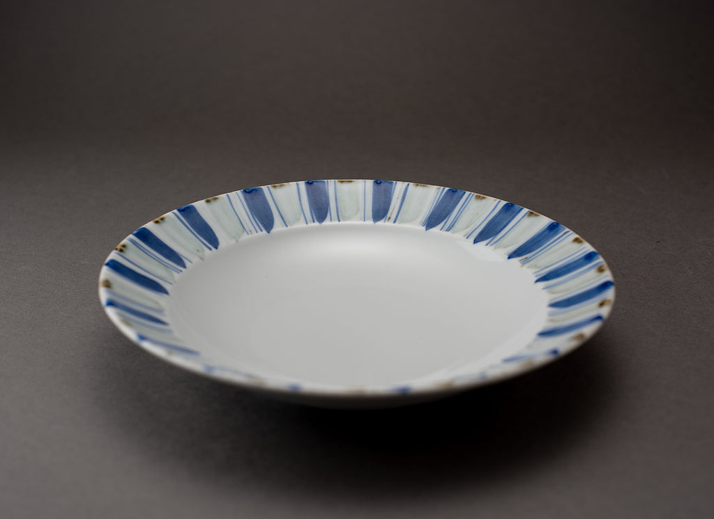 Motif linéaire Assiette en porcelaine bleue et blanche
