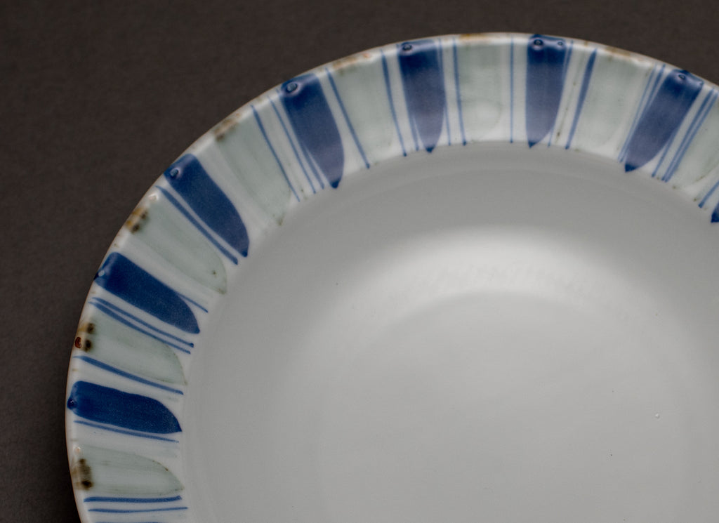 Motif linéaire Assiette en porcelaine bleue et blanche