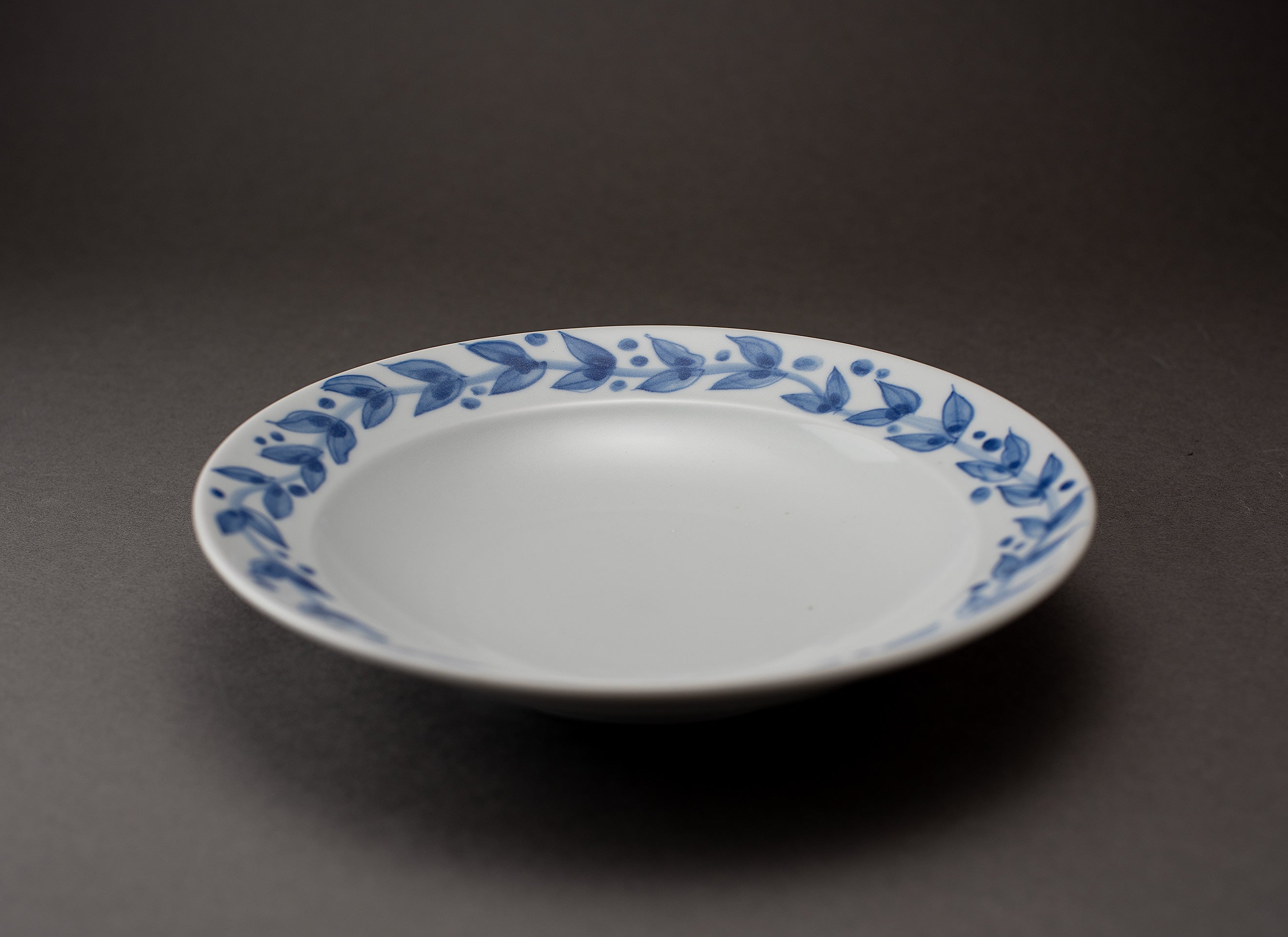 Motif herbe Assiette en porcelaine bleue et blanche