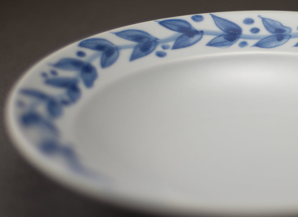 Motif herbe Assiette en porcelaine bleue et blanche