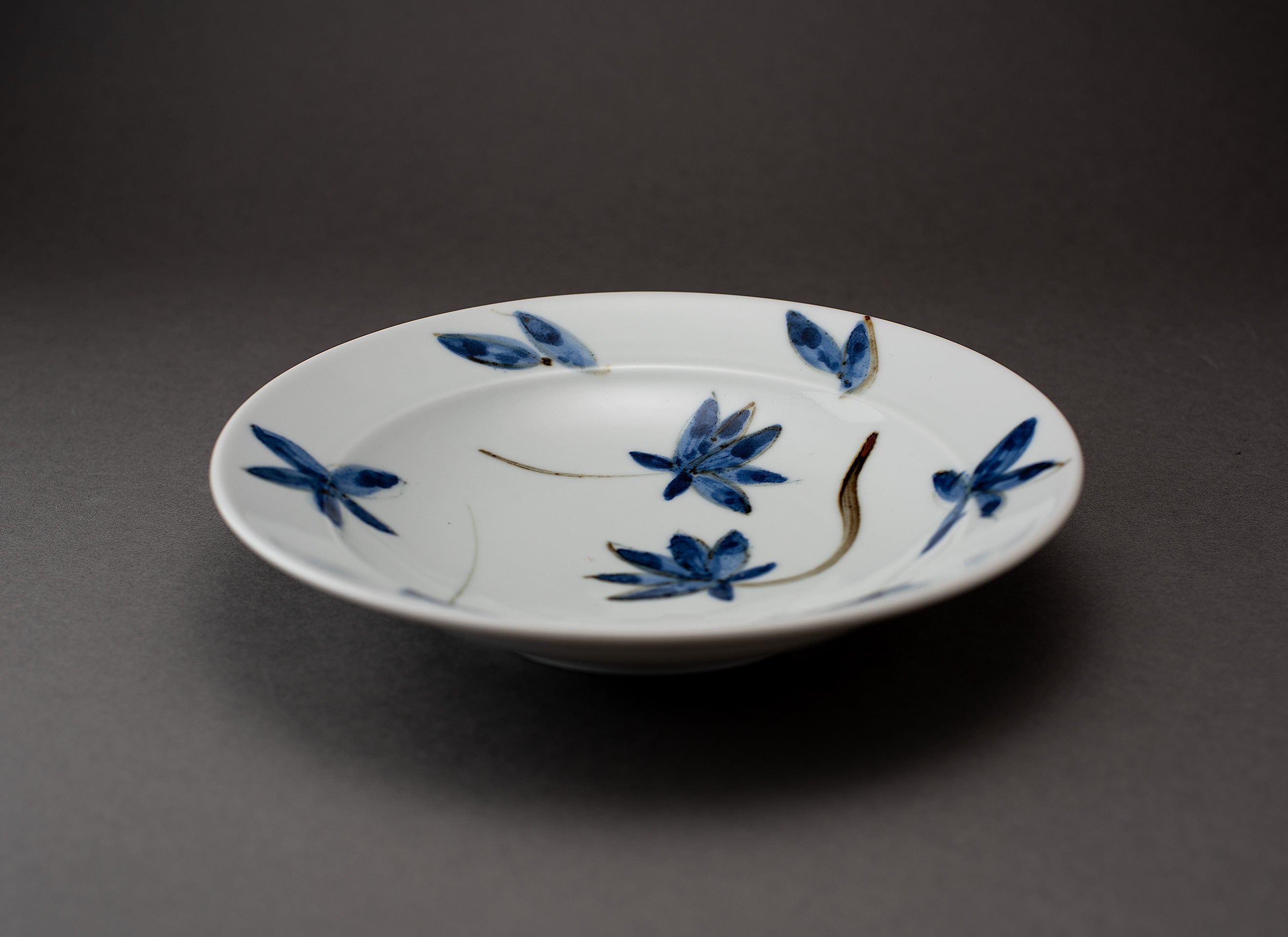 Motif feuillage Assiette en porcelaine bleue et blanche