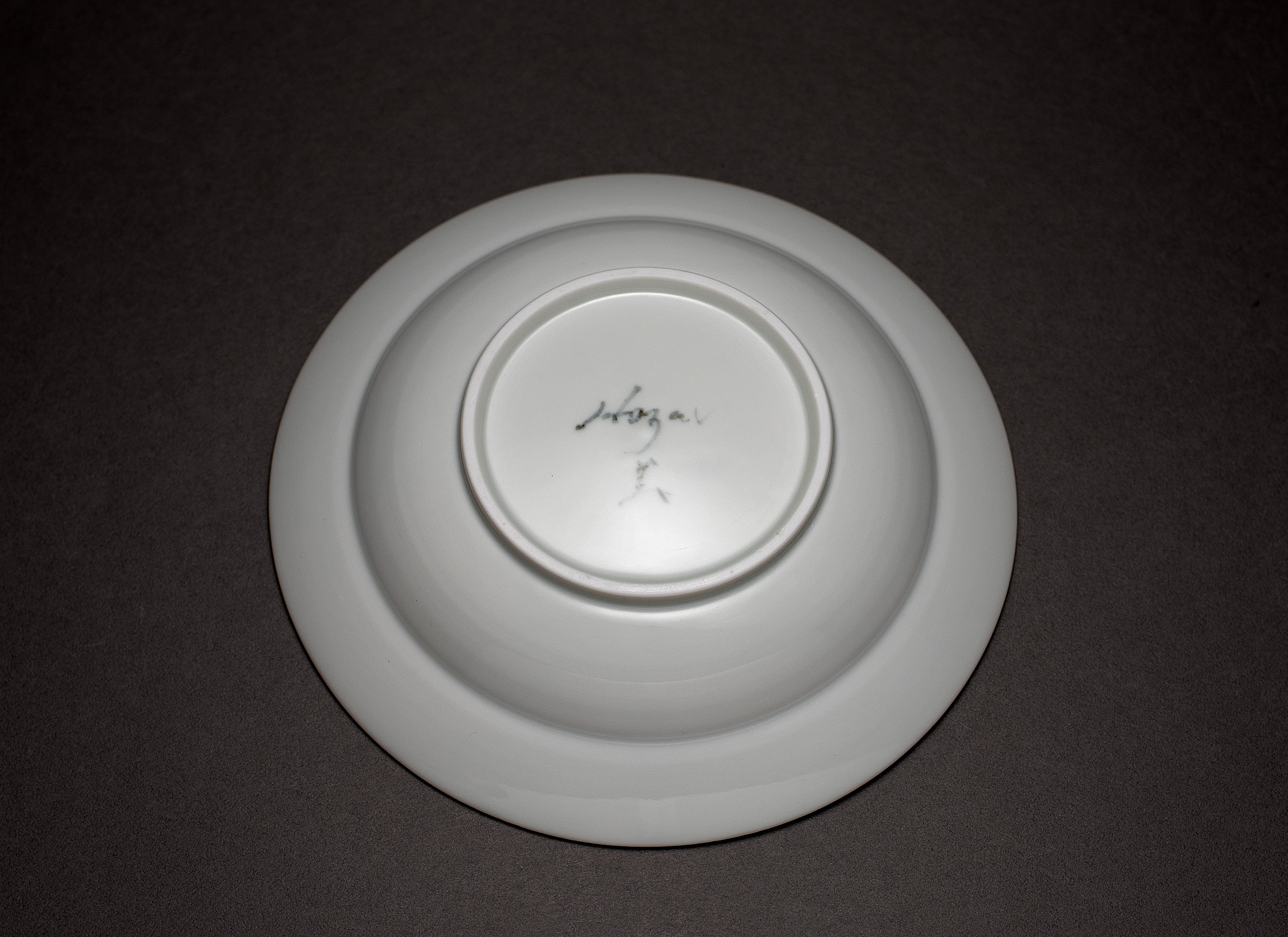 Motif feuillage Assiette en porcelaine bleue et blanche