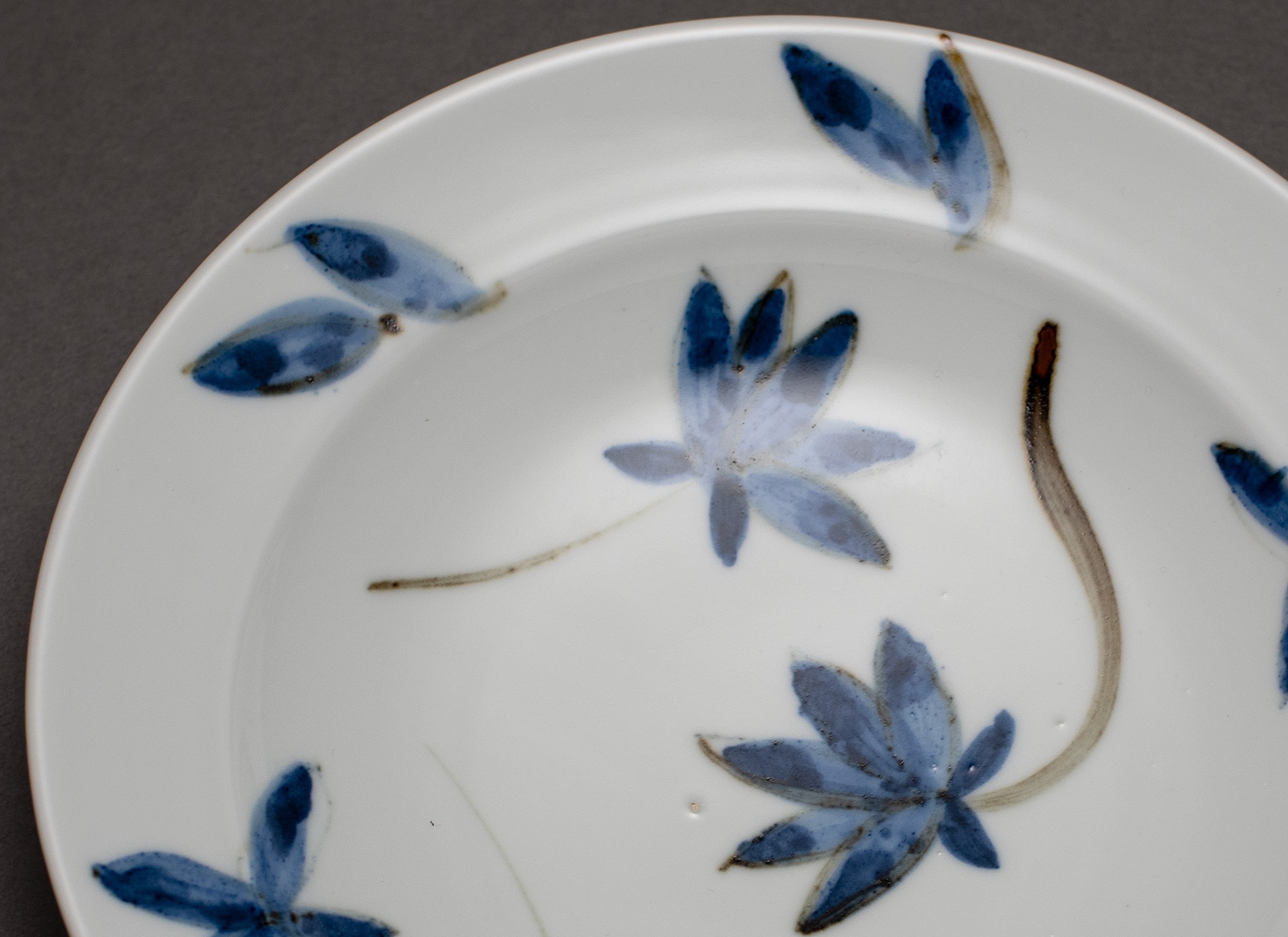 Motif feuillage Assiette en porcelaine bleue et blanche