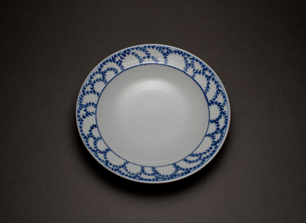 Petit motif arabesque Assiette en porcelaine bleue et blanche