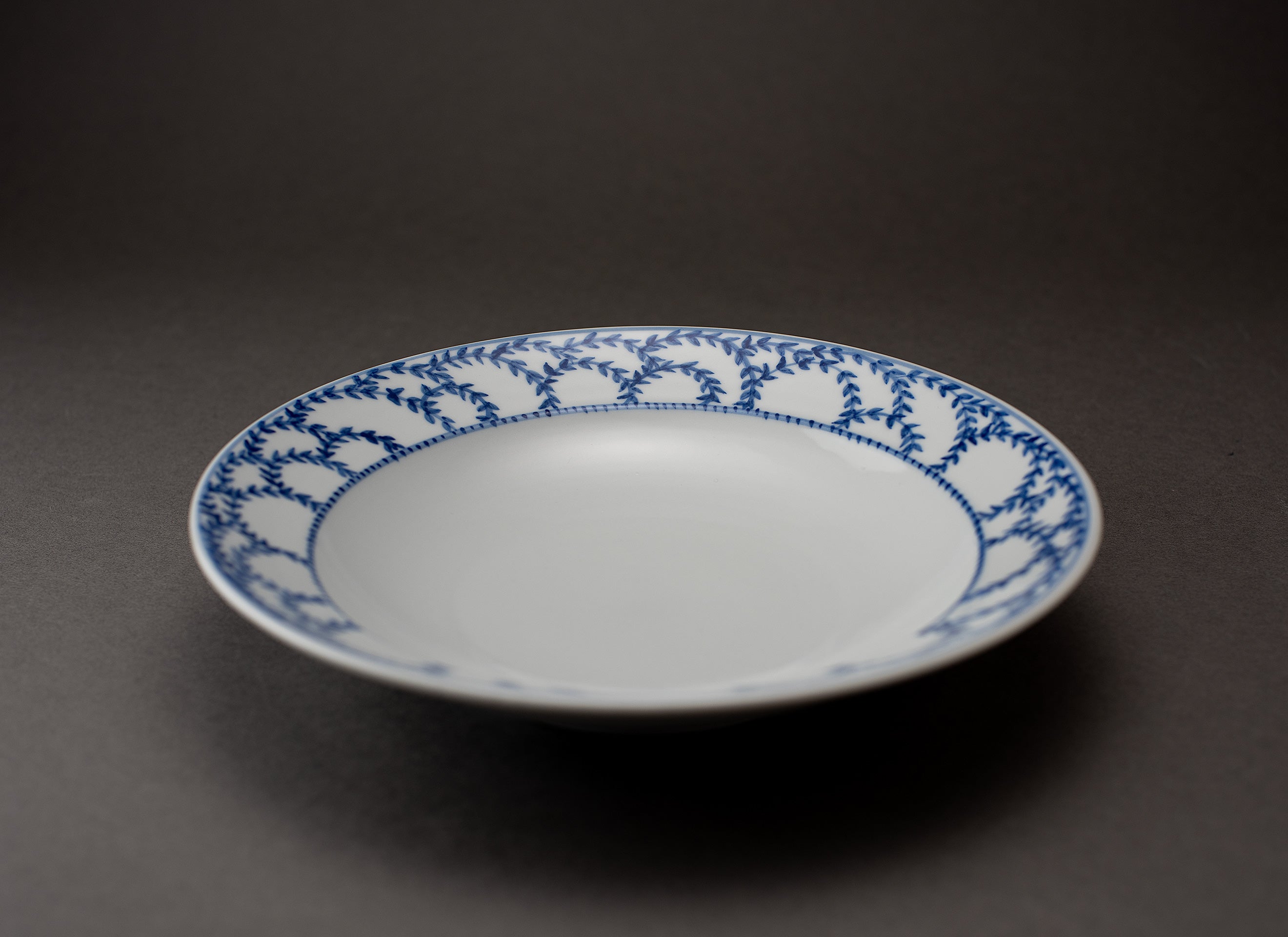 Petit motif arabesque Assiette en porcelaine bleue et blanche