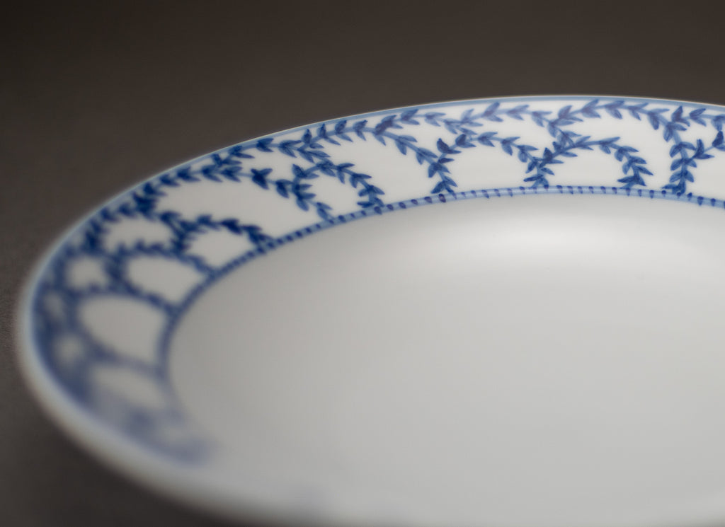Petit motif arabesque Assiette en porcelaine bleue et blanche