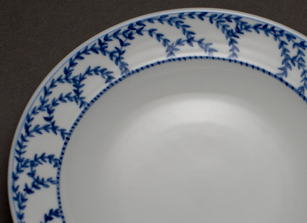 Petit motif arabesque Assiette en porcelaine bleue et blanche