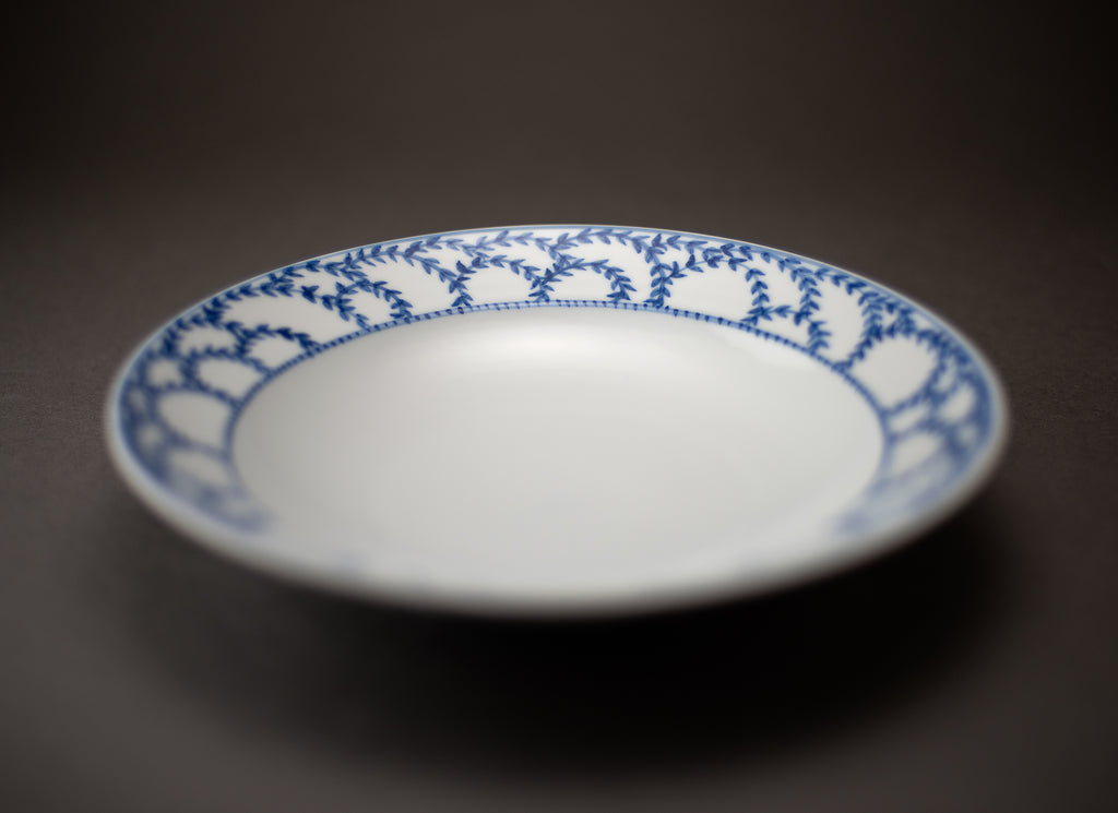 Petit motif arabesque Assiette en porcelaine bleue et blanche