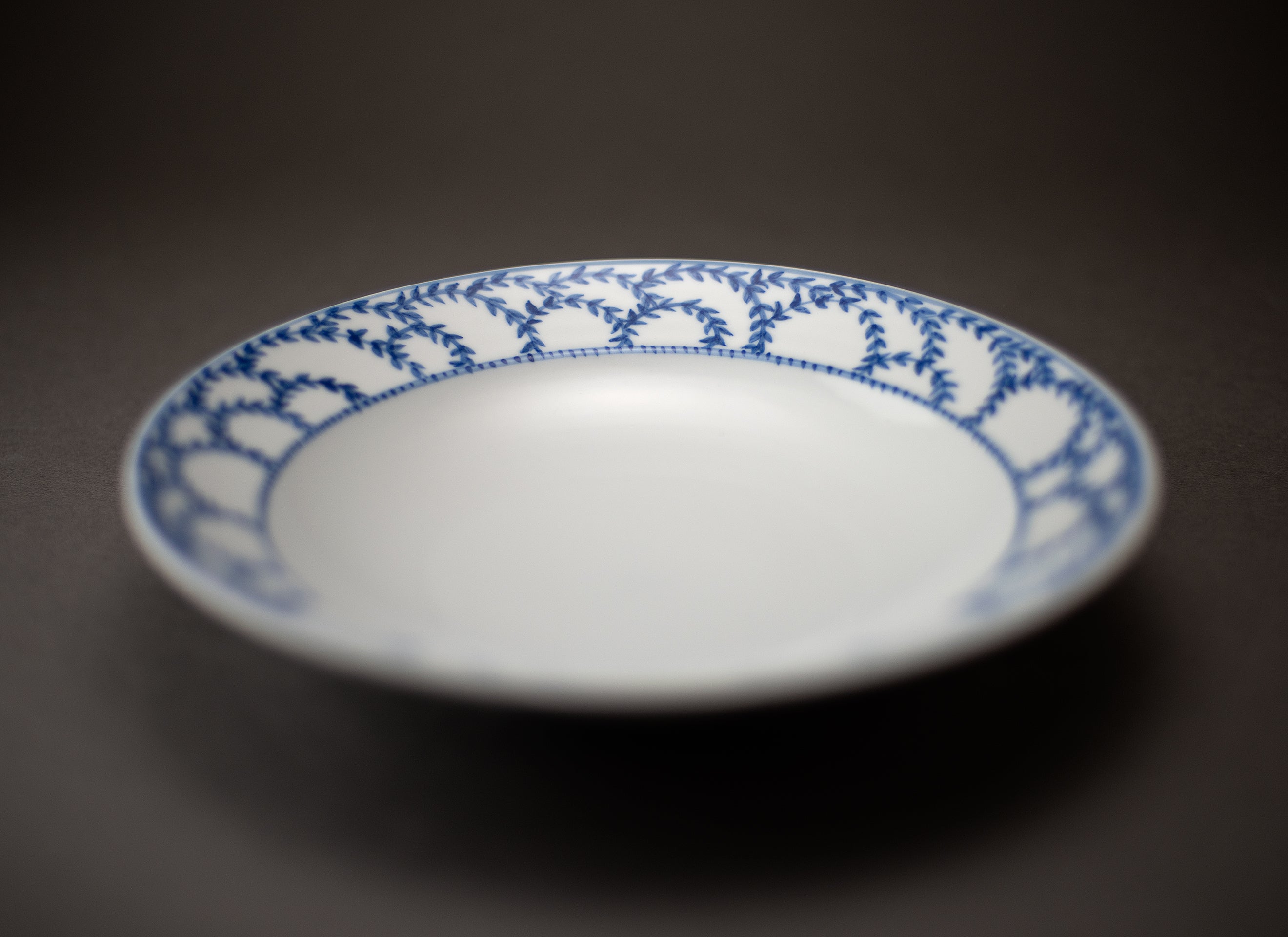 Petit motif arabesque Assiette en porcelaine bleue et blanche
