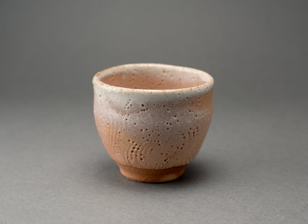 Tasse polyvalente gravée de style fluide Shino