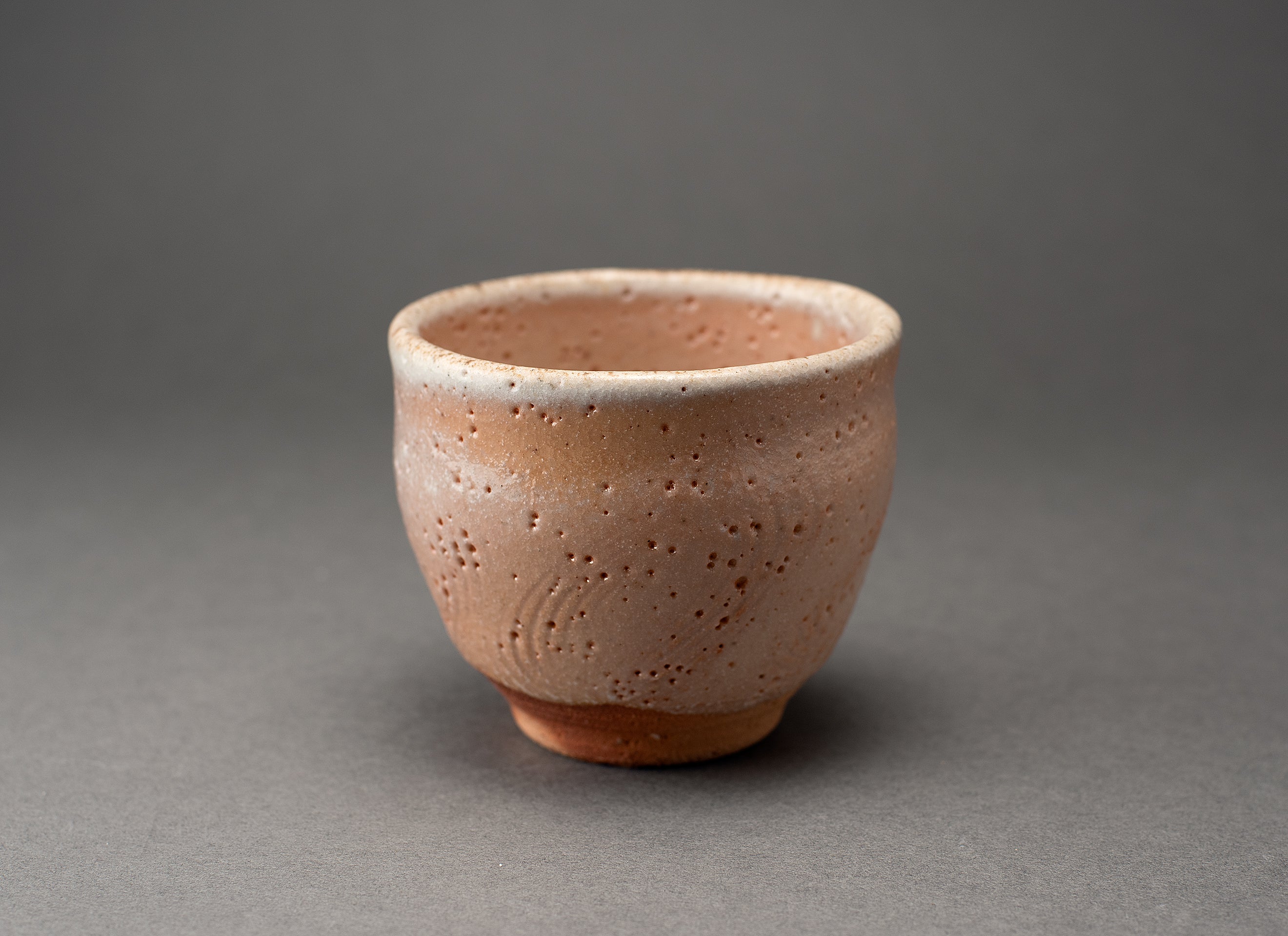 Tasse polyvalente gravée de style fluide Shino