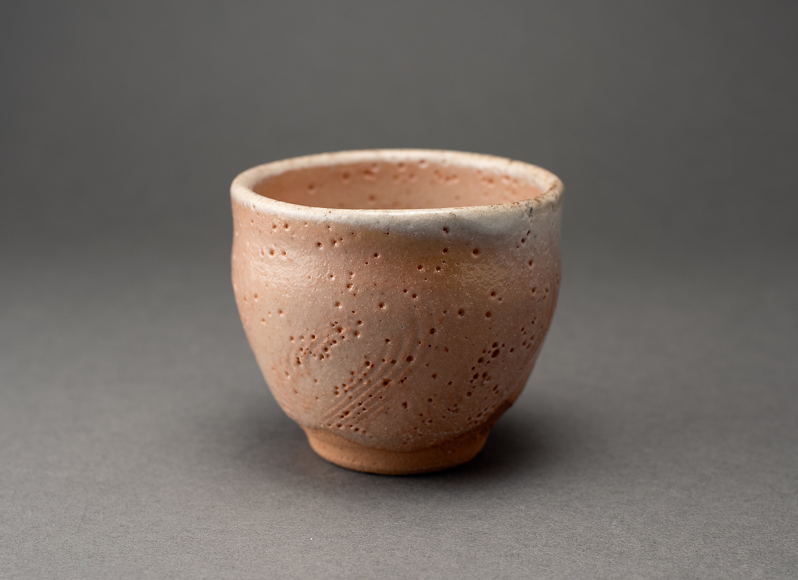 Tasse polyvalente gravée de style fluide Shino