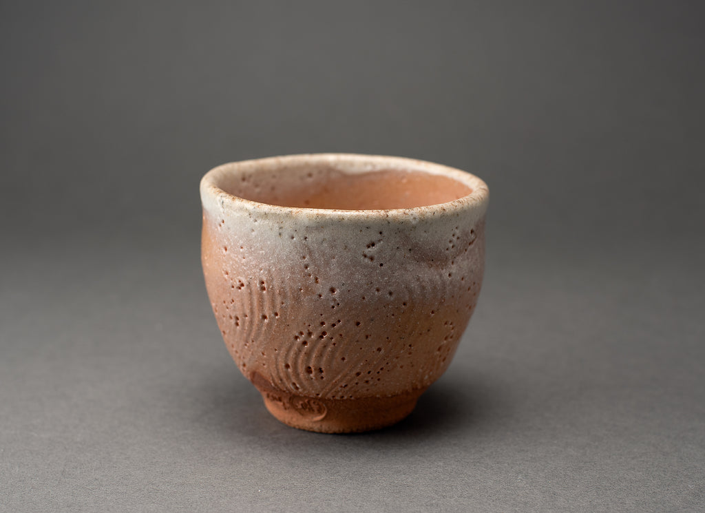 Tasse polyvalente gravée de style fluide Shino