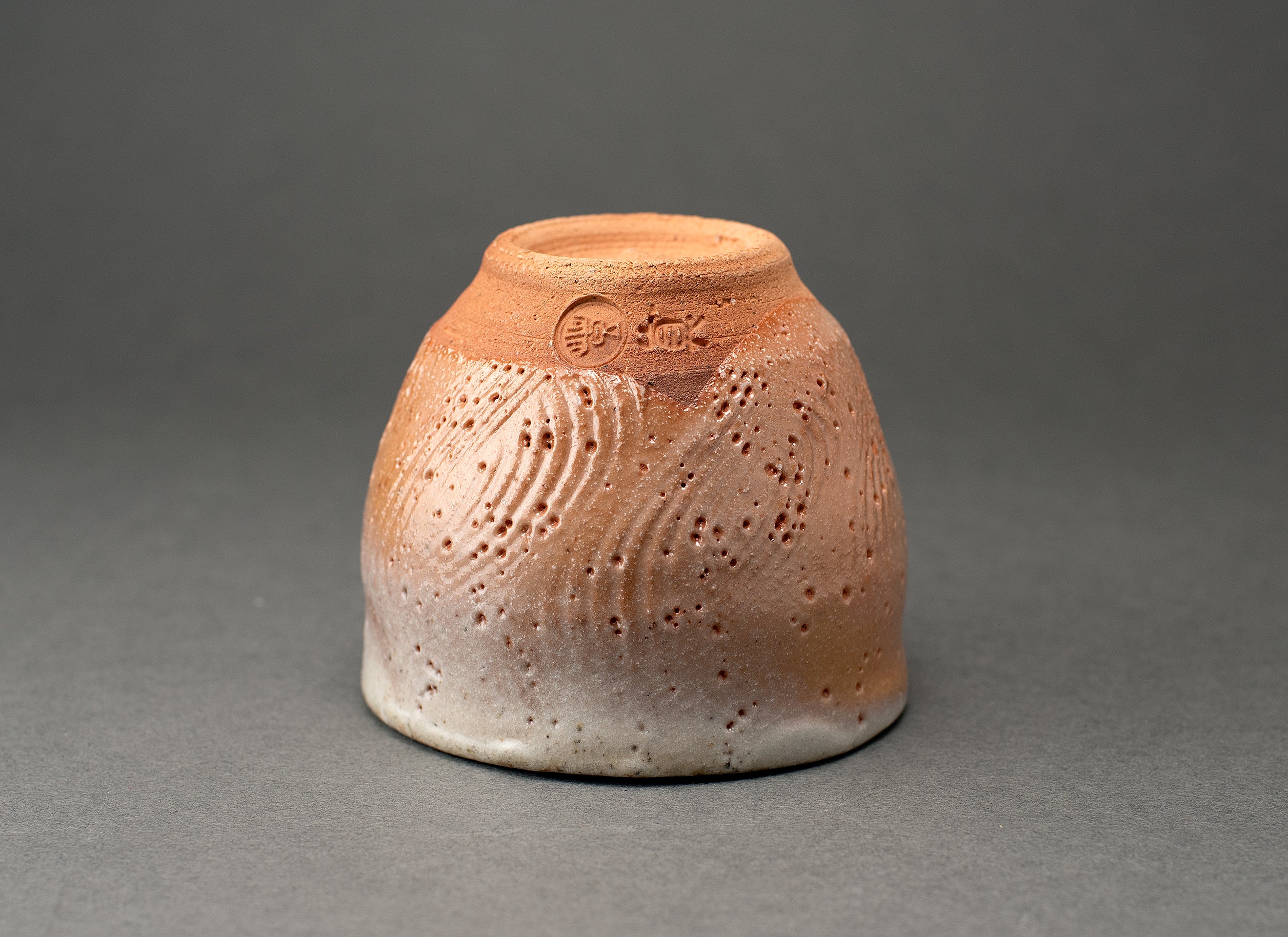 Tasse polyvalente gravée de style fluide Shino