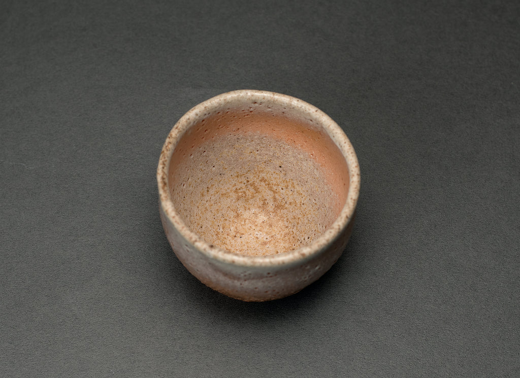 Tasse polyvalente gravée de style fluide Shino