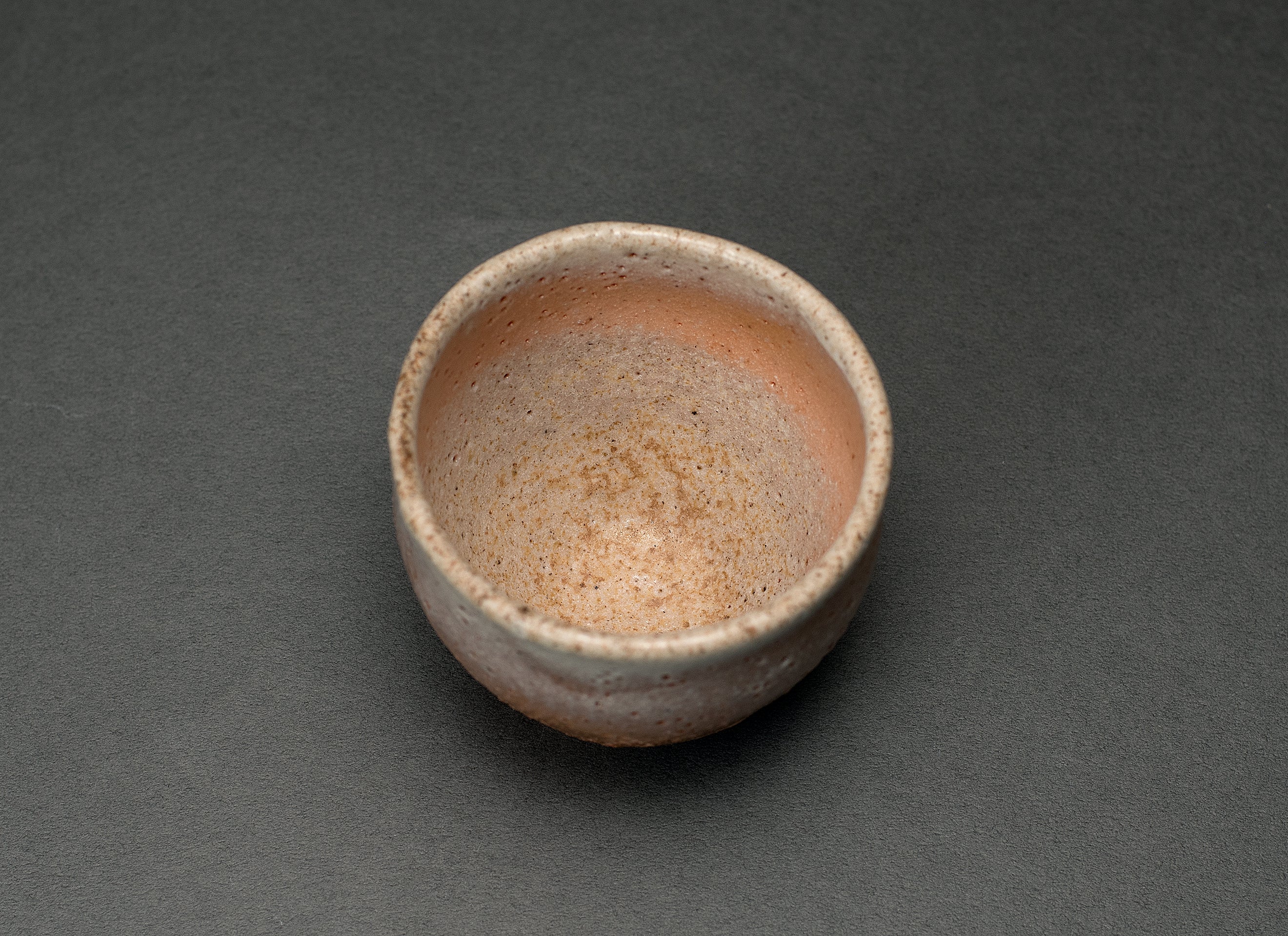 Tasse polyvalente gravée de style fluide Shino