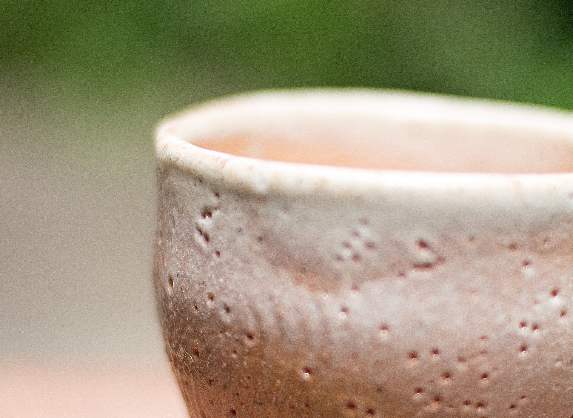 Tasse polyvalente gravée de style fluide Shino