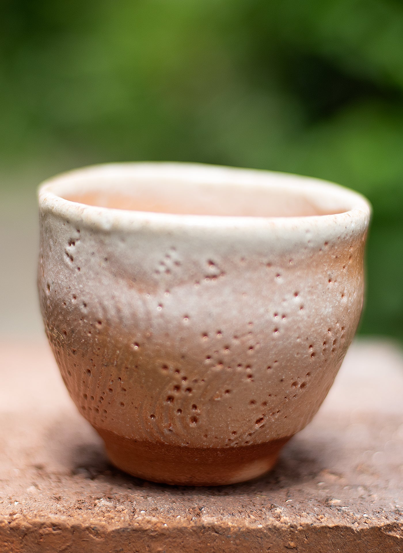 Tasse polyvalente gravée de style fluide Shino