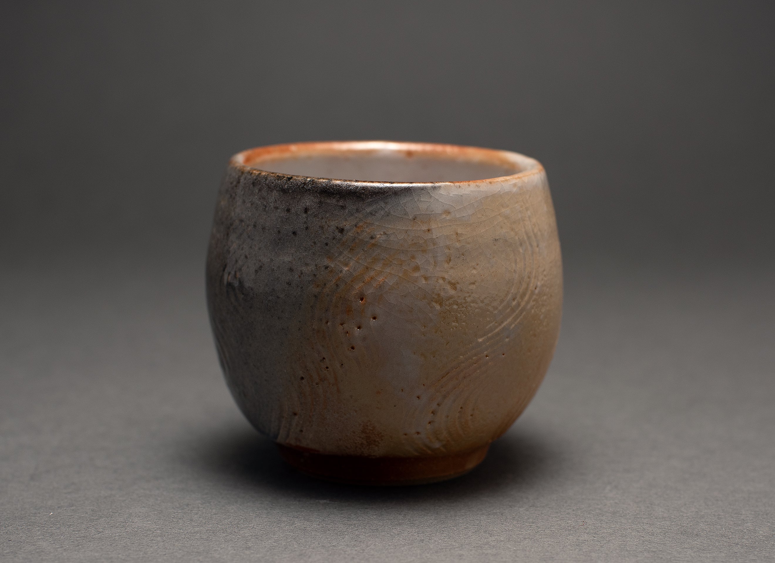 Tasse polyvalente gravée de style fluide Shino