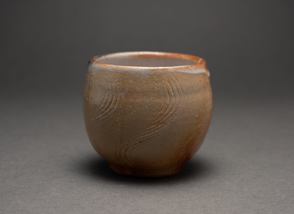 Tasse polyvalente gravée de style fluide Shino