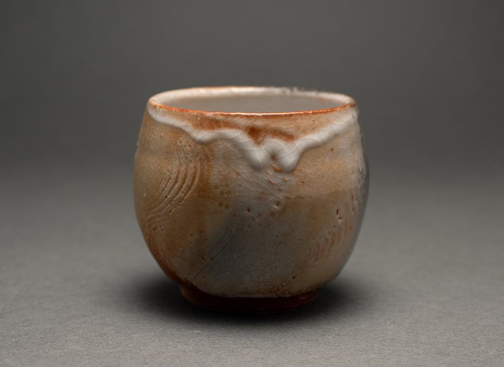 Tasse polyvalente gravée de style fluide Shino