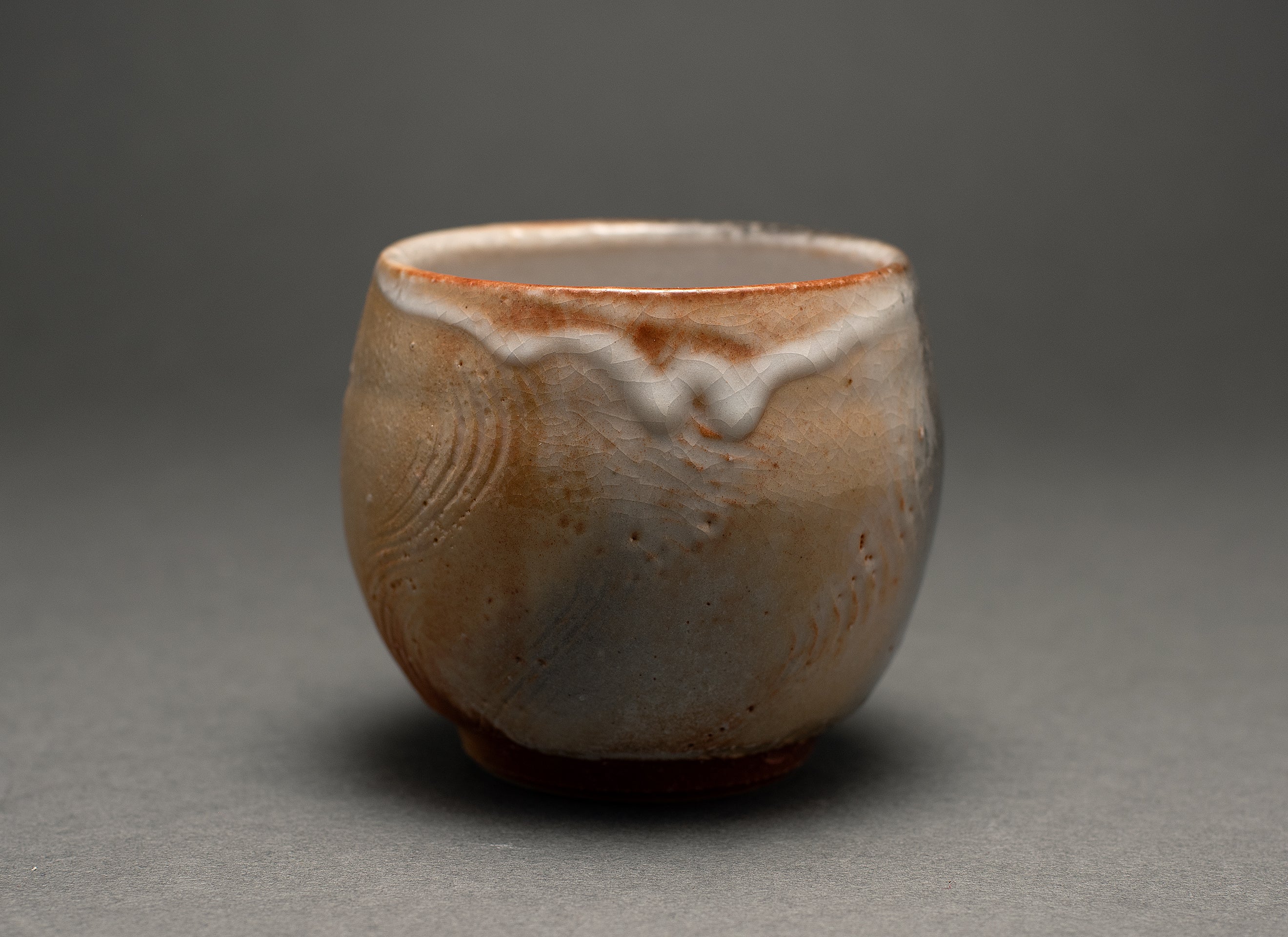 Tasse polyvalente gravée de style fluide Shino