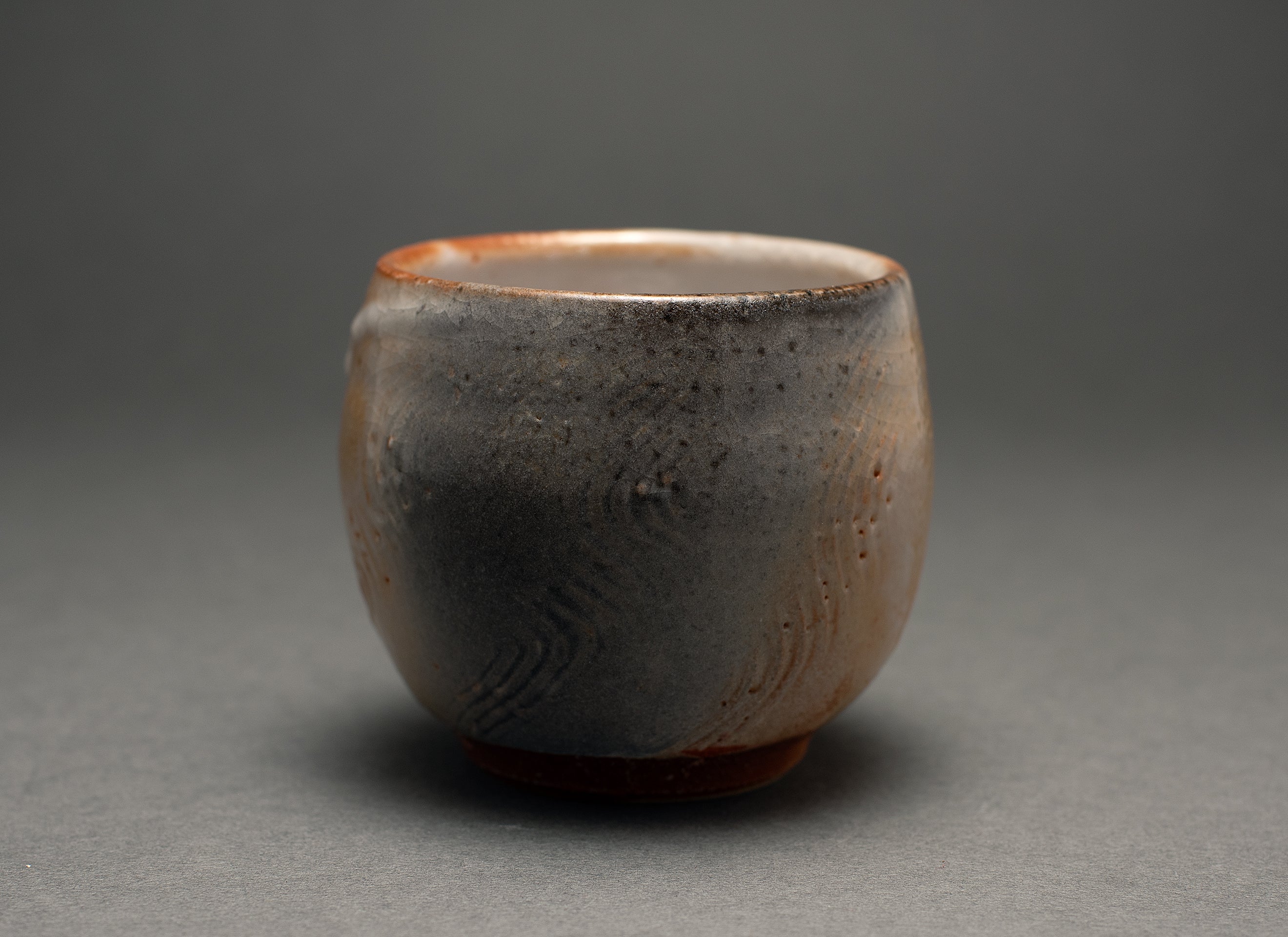 Tasse polyvalente gravée de style fluide Shino