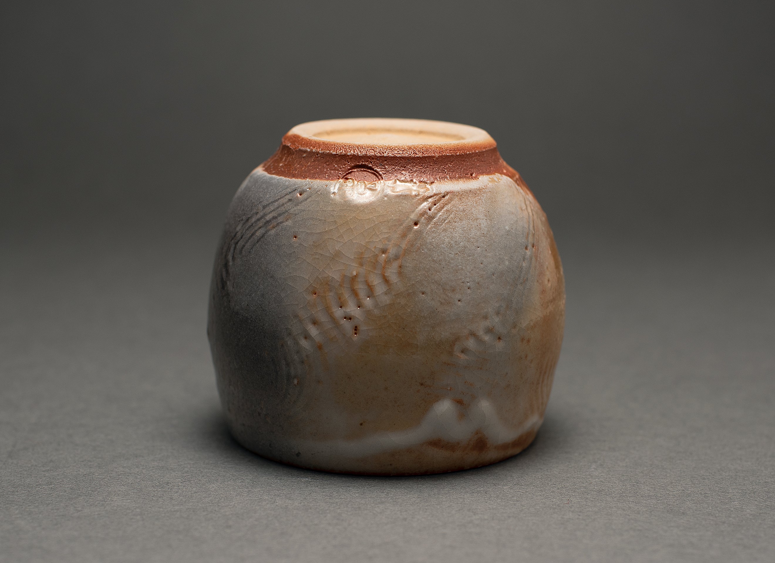 Tasse polyvalente gravée de style fluide Shino