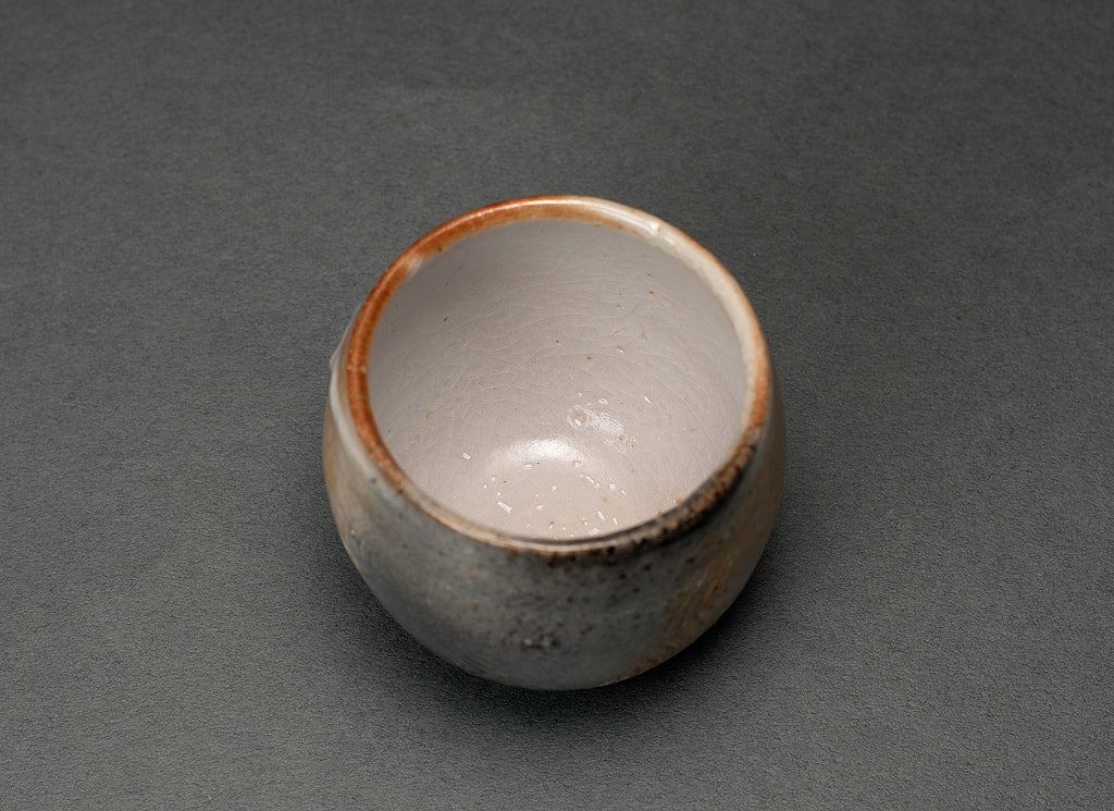 Tasse polyvalente gravée de style fluide Shino