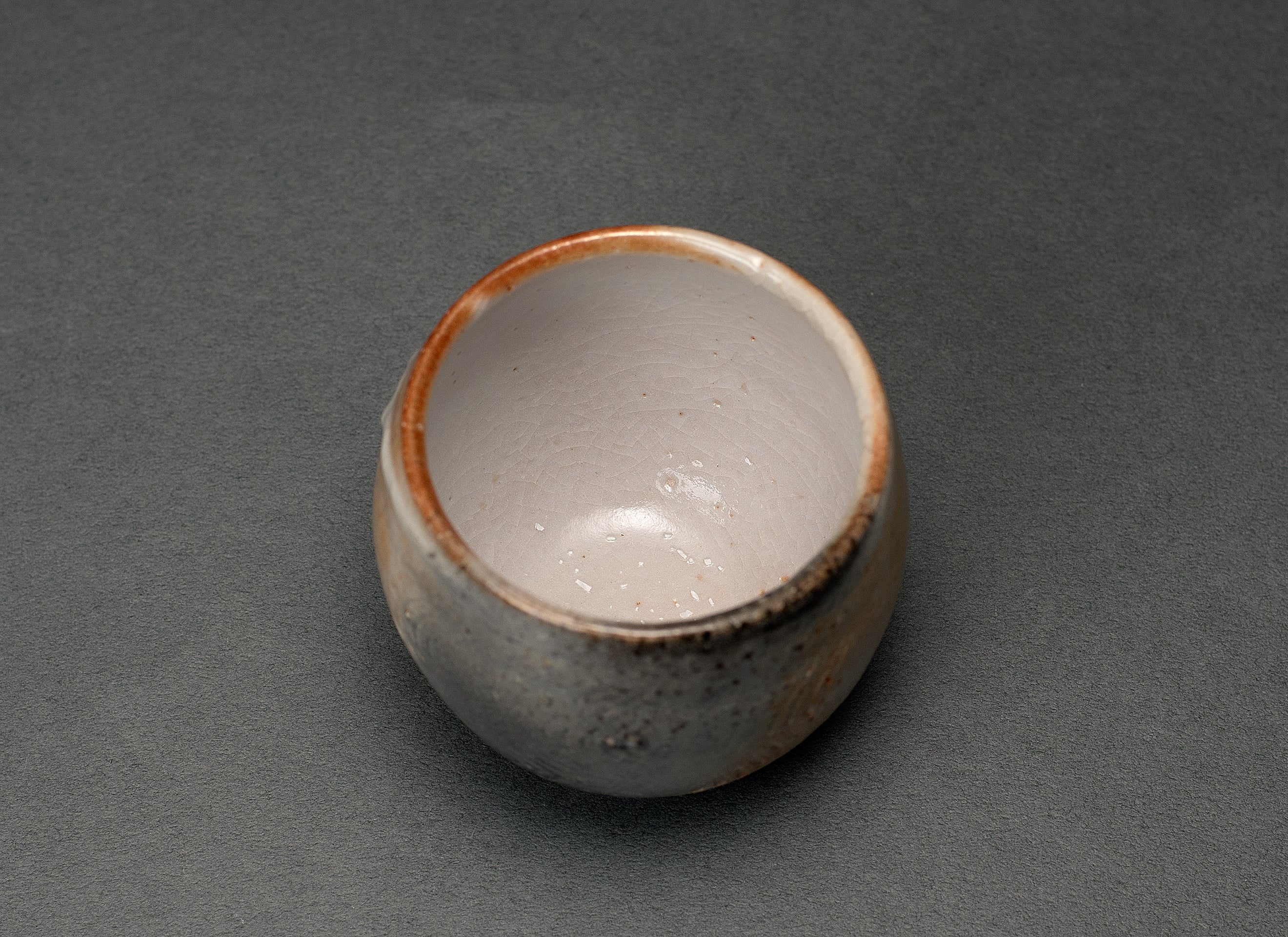 Tasse polyvalente gravée de style fluide Shino