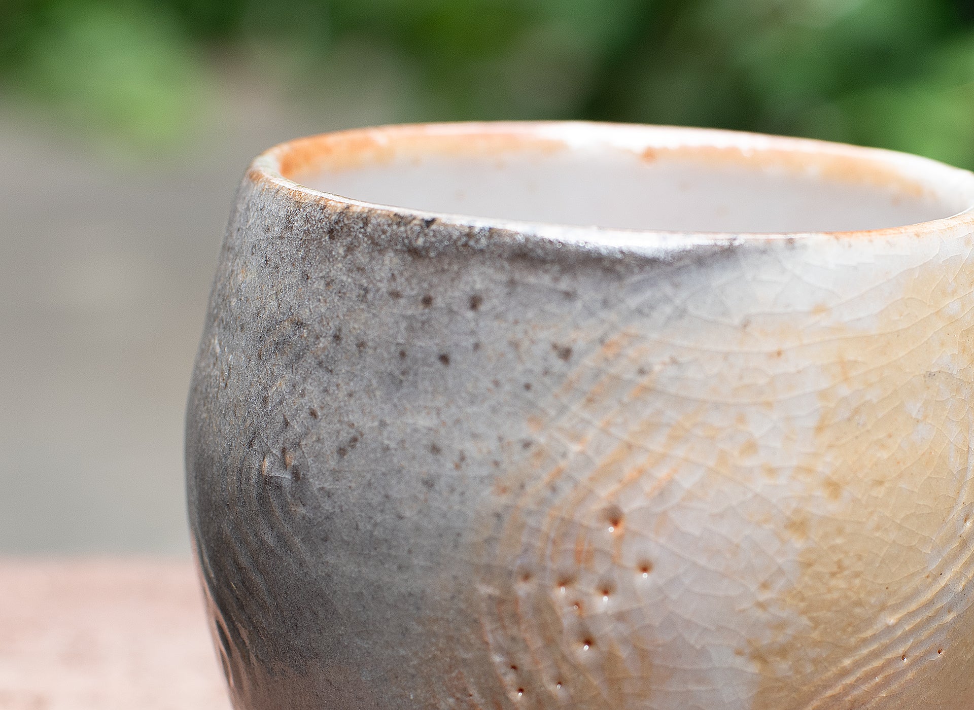 Tasse polyvalente gravée de style fluide Shino