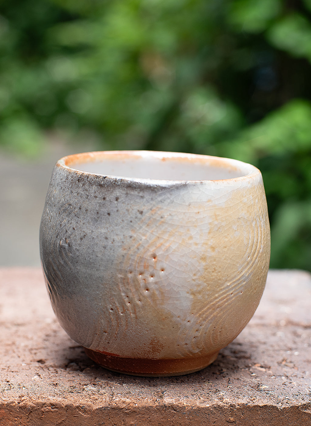 Tasse polyvalente gravée de style fluide Shino