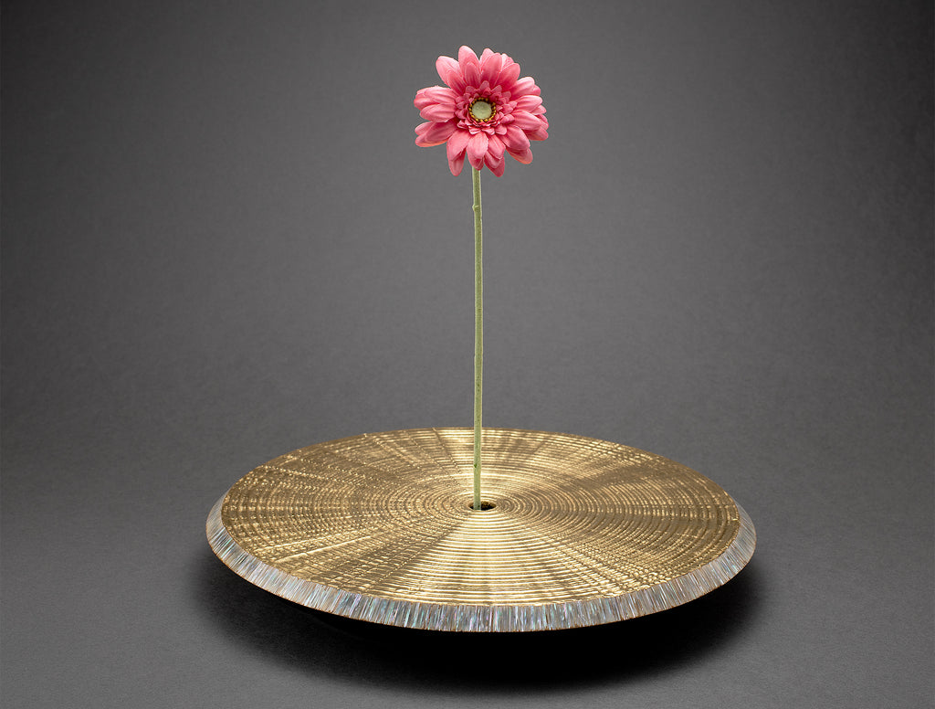 Vase à fleur unique, « Enveloppé de lumière »